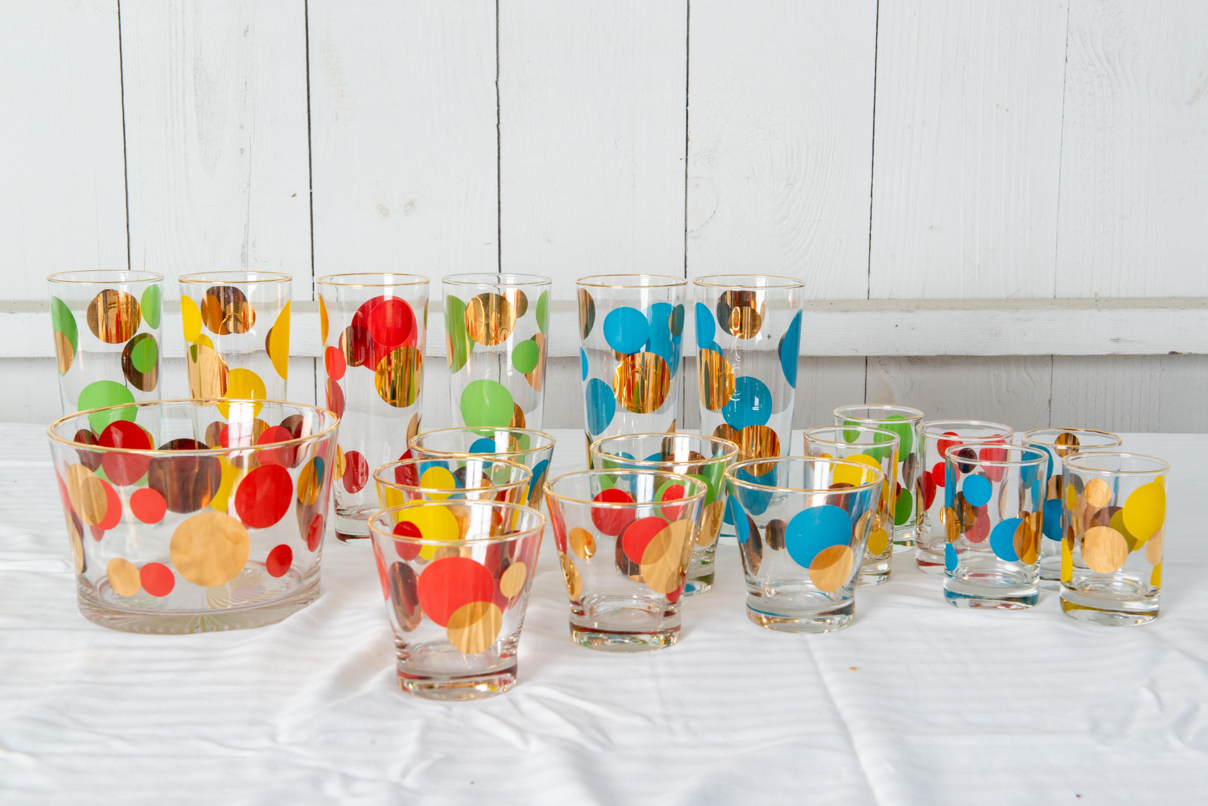 Drei Sets mit sechs Gläsern. Rot und Gold, Türkis und Gold, Gelb und Gold. Plus Ice Bowl, Rot und Gold
Großes Glas: 3