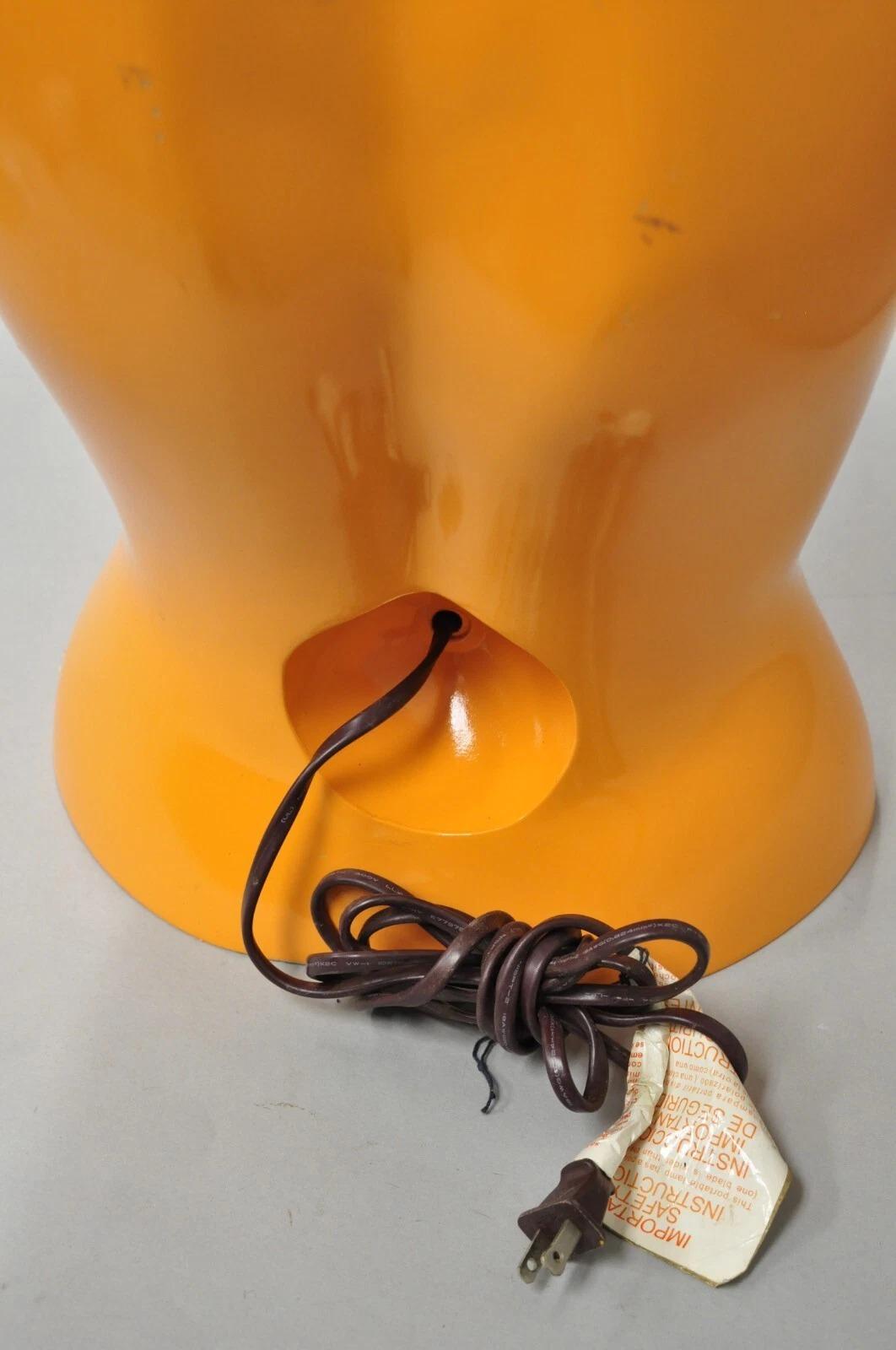 Vintage Modern Pop Art Maniquí de fibra de vidrio naranja Torso desnudo femenino Lámpara de mesa en venta 3