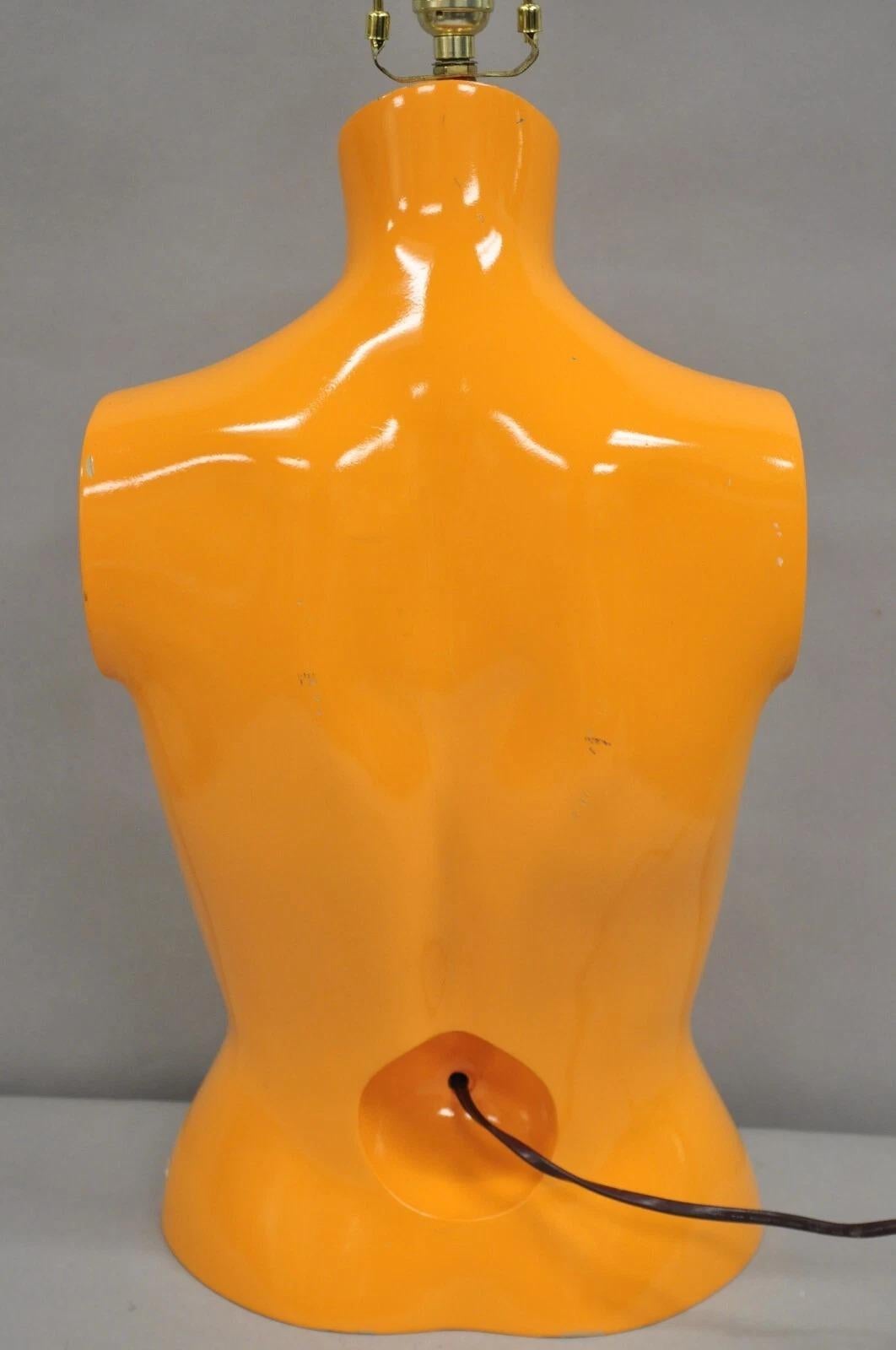 Vintage Modern Pop Art Maniquí de fibra de vidrio naranja Torso desnudo femenino Lámpara de mesa en venta 4