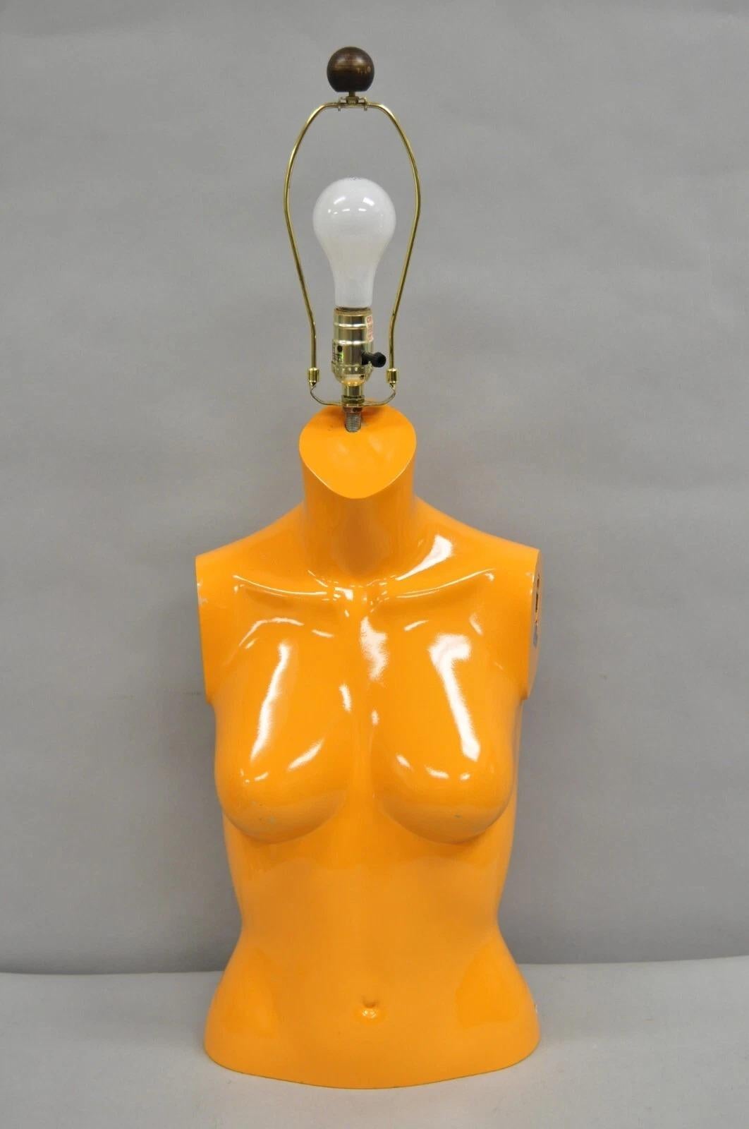 Vintage Modern Pop Art Maniquí de fibra de vidrio naranja Torso desnudo femenino Lámpara de mesa en venta 5