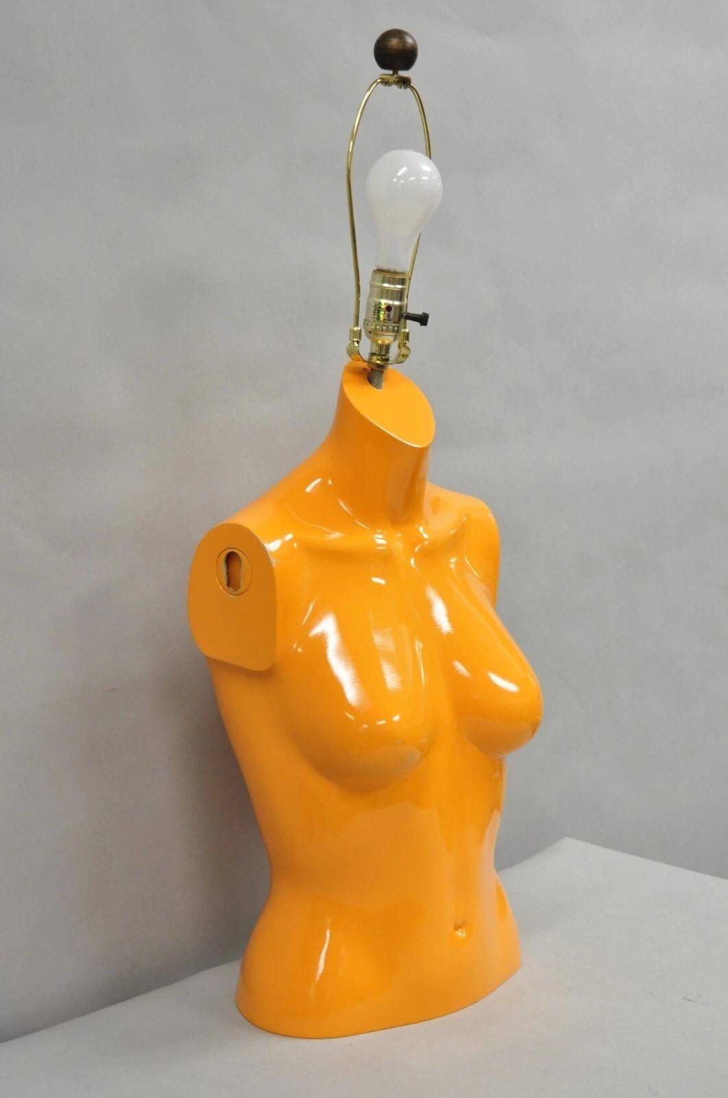 Vintage Modern Pop Art Maniquí de fibra de vidrio naranja Torso desnudo femenino Lámpara de mesa Moderno de mediados de siglo en venta