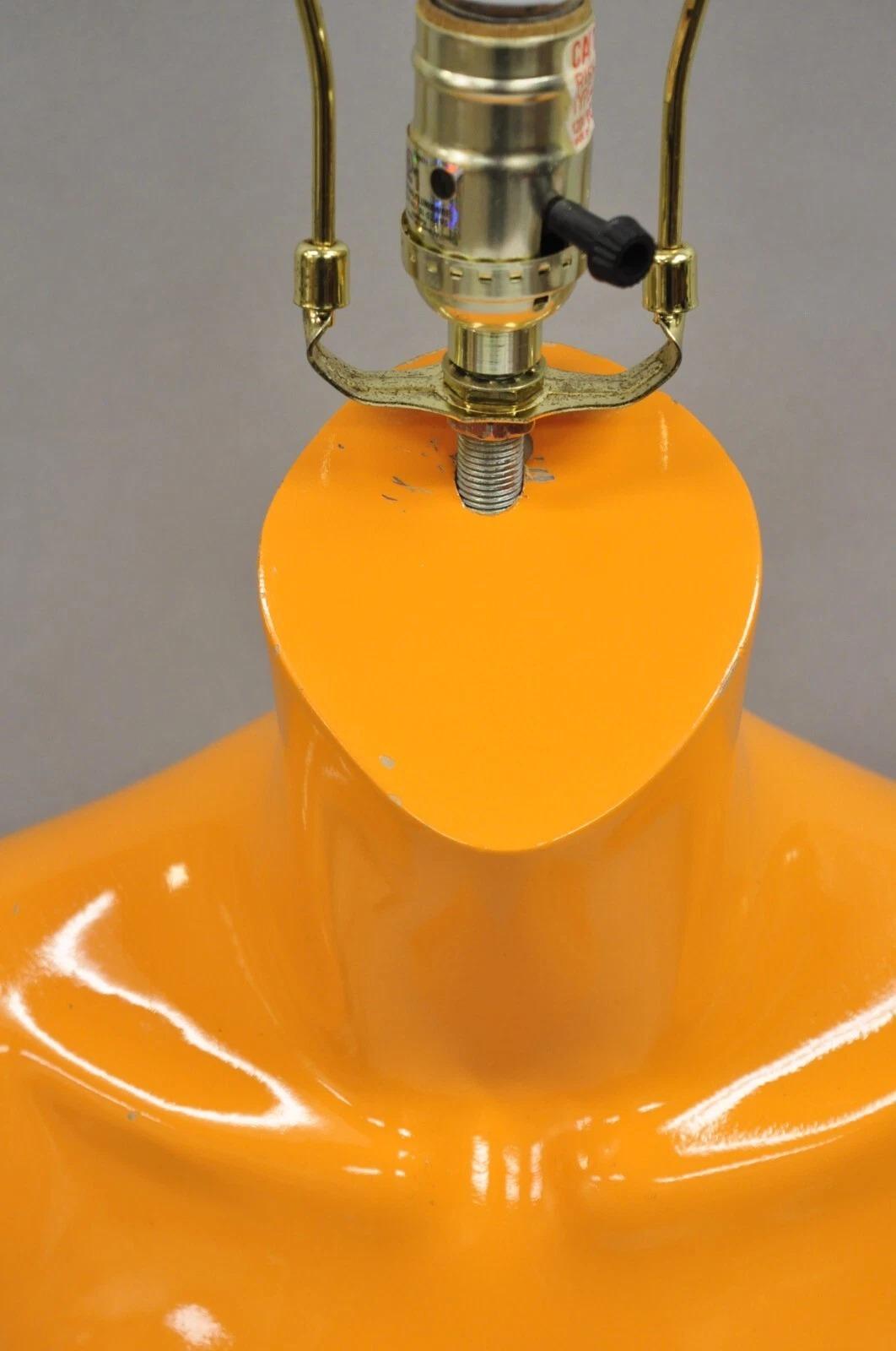 Vintage Modern Pop Art Maniquí de fibra de vidrio naranja Torso desnudo femenino Lámpara de mesa en Bueno estado para la venta en Philadelphia, PA