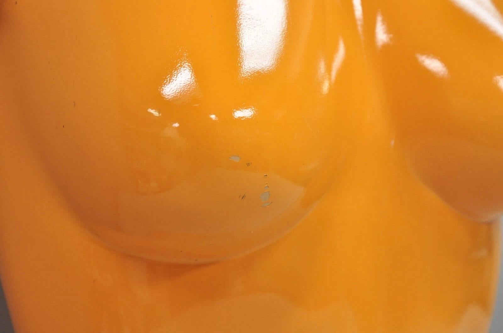 Vintage Modern Pop Art Maniquí de fibra de vidrio naranja Torso desnudo femenino Lámpara de mesa siglo XX en venta