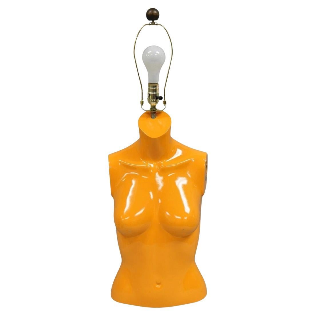 Vintage Modern Pop Art Maniquí de fibra de vidrio naranja Torso desnudo femenino Lámpara de mesa en venta