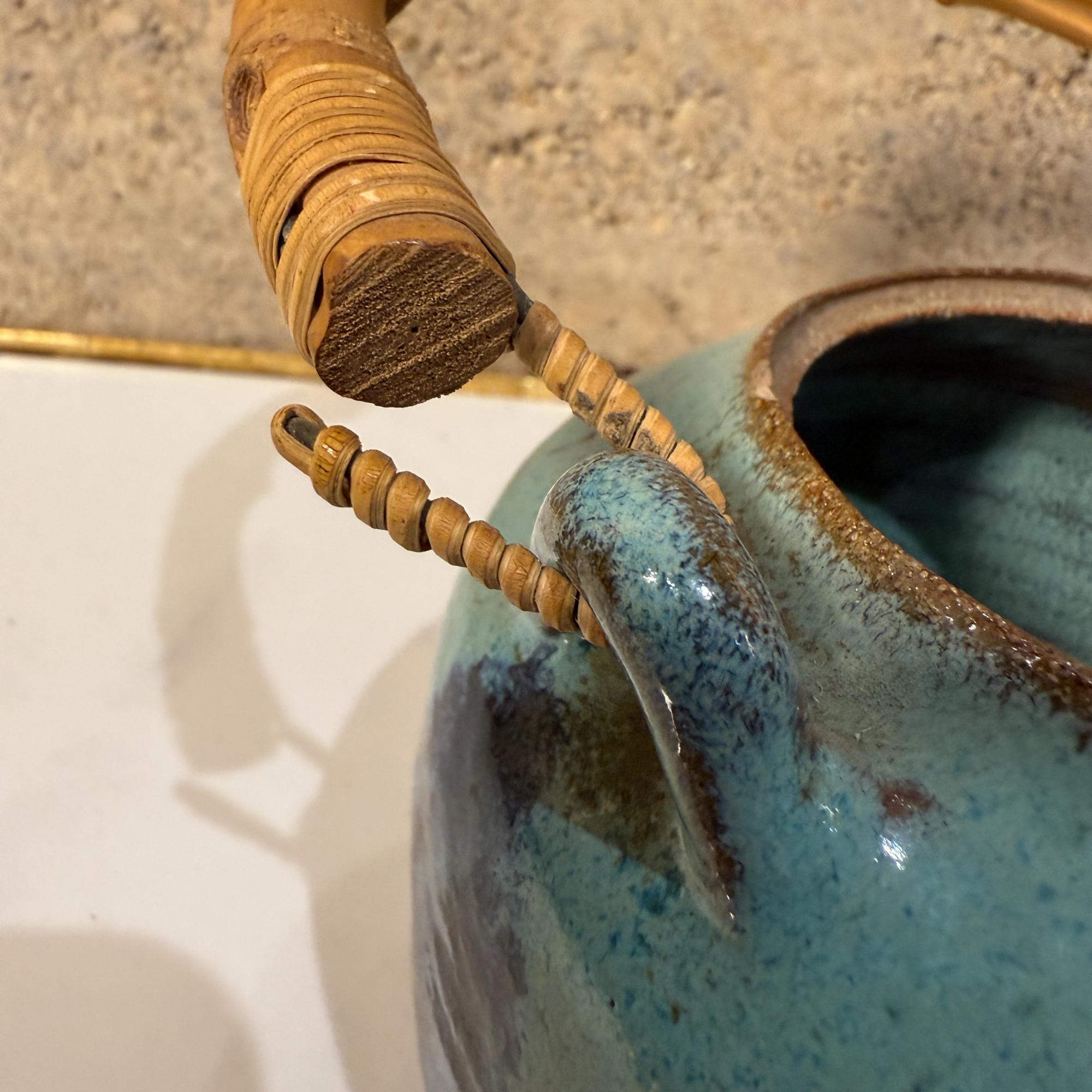 Vintage Modern Pottery Earthware Blue Tea Kettle Bambus Griff im Angebot 4