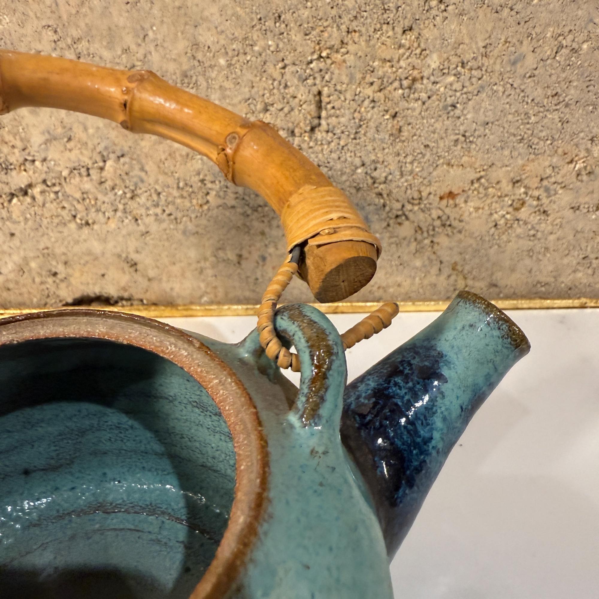 Vintage Modern Pottery Earthware Blue Tea Kettle Bambus Griff im Angebot 5