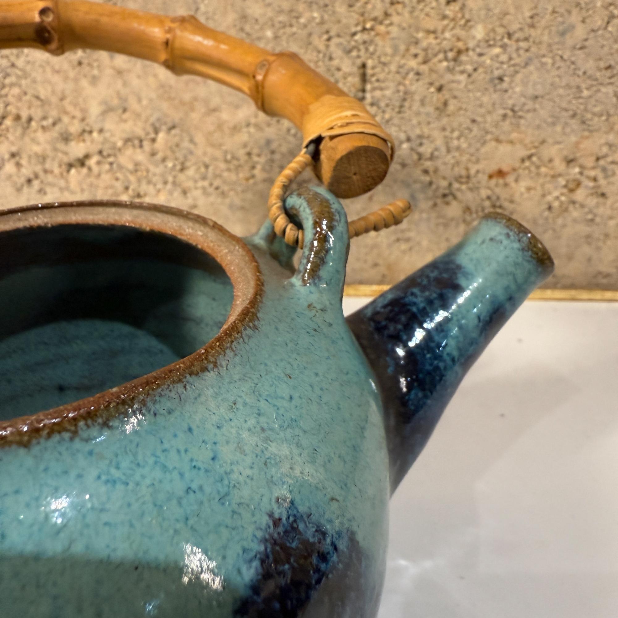 Vintage Modern Pottery Earthware Blue Tea Kettle Bambus Griff im Angebot 6