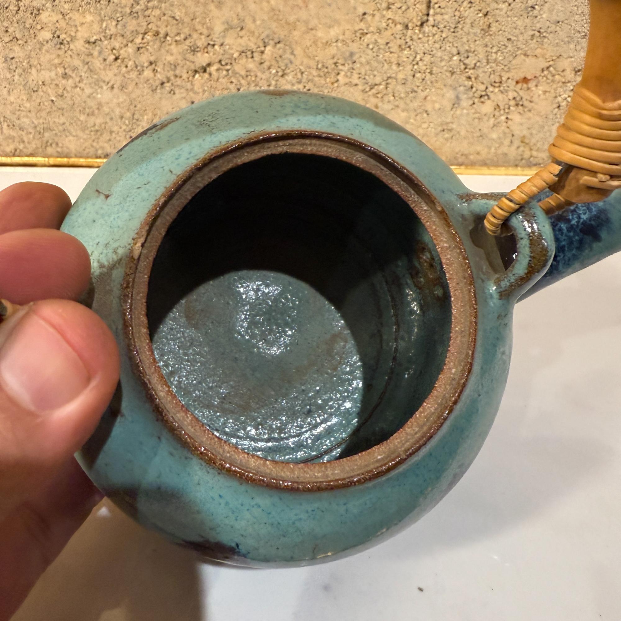 Vintage Modern Pottery Earthware Blue Tea Kettle Bambus Griff im Angebot 7