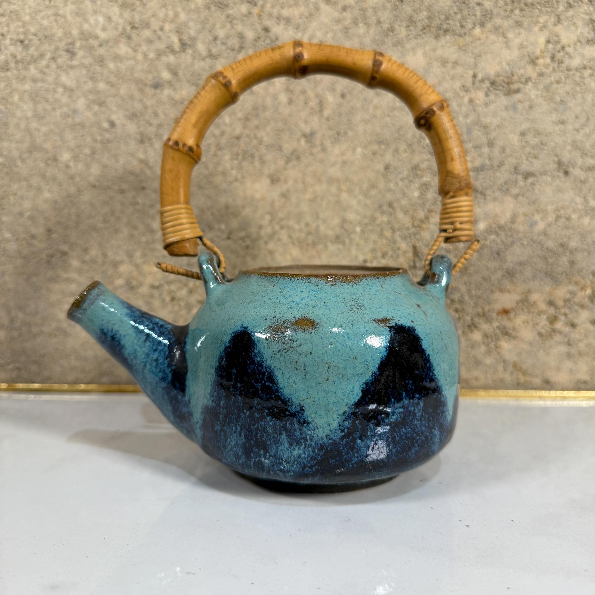 Vintage Modern Pottery Earthware Blue Tea Kettle Bambus Griff (Moderne der Mitte des Jahrhunderts) im Angebot
