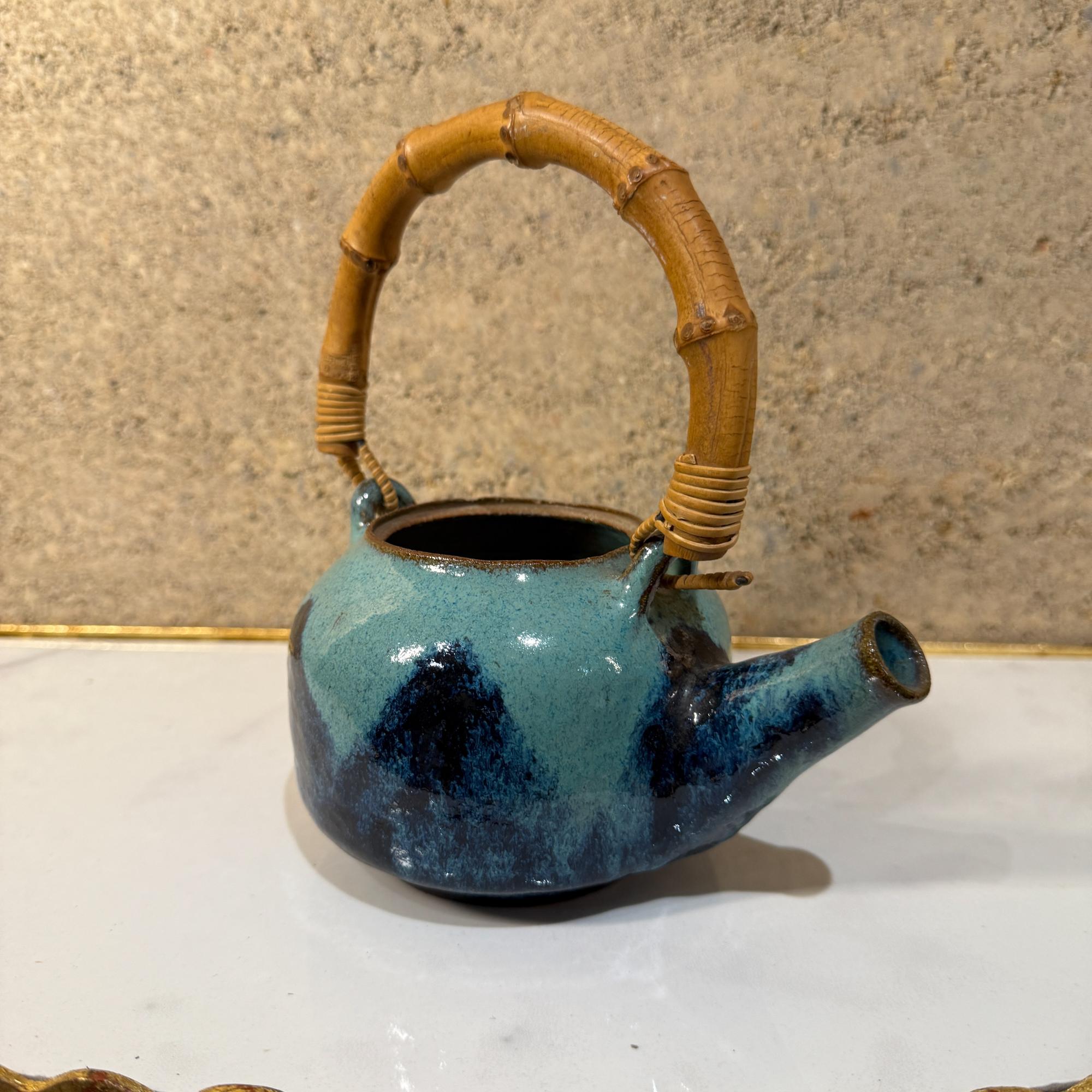 Vintage Modern Pottery Earthware Blue Tea Kettle Bambus Griff im Zustand „Gut“ im Angebot in Chula Vista, CA