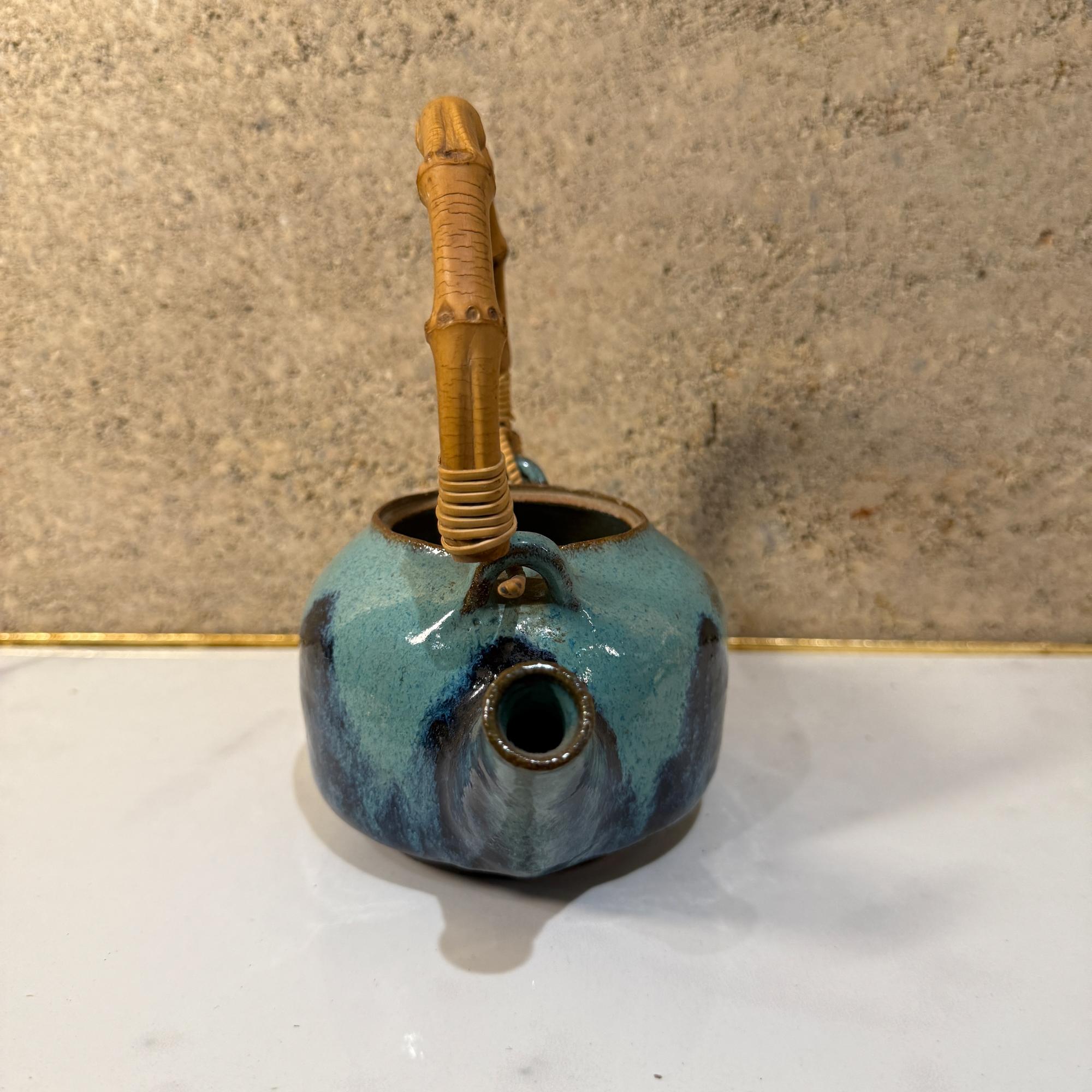Vintage Modern Pottery Earthware Blue Tea Kettle Bambus Griff (Ende des 20. Jahrhunderts) im Angebot