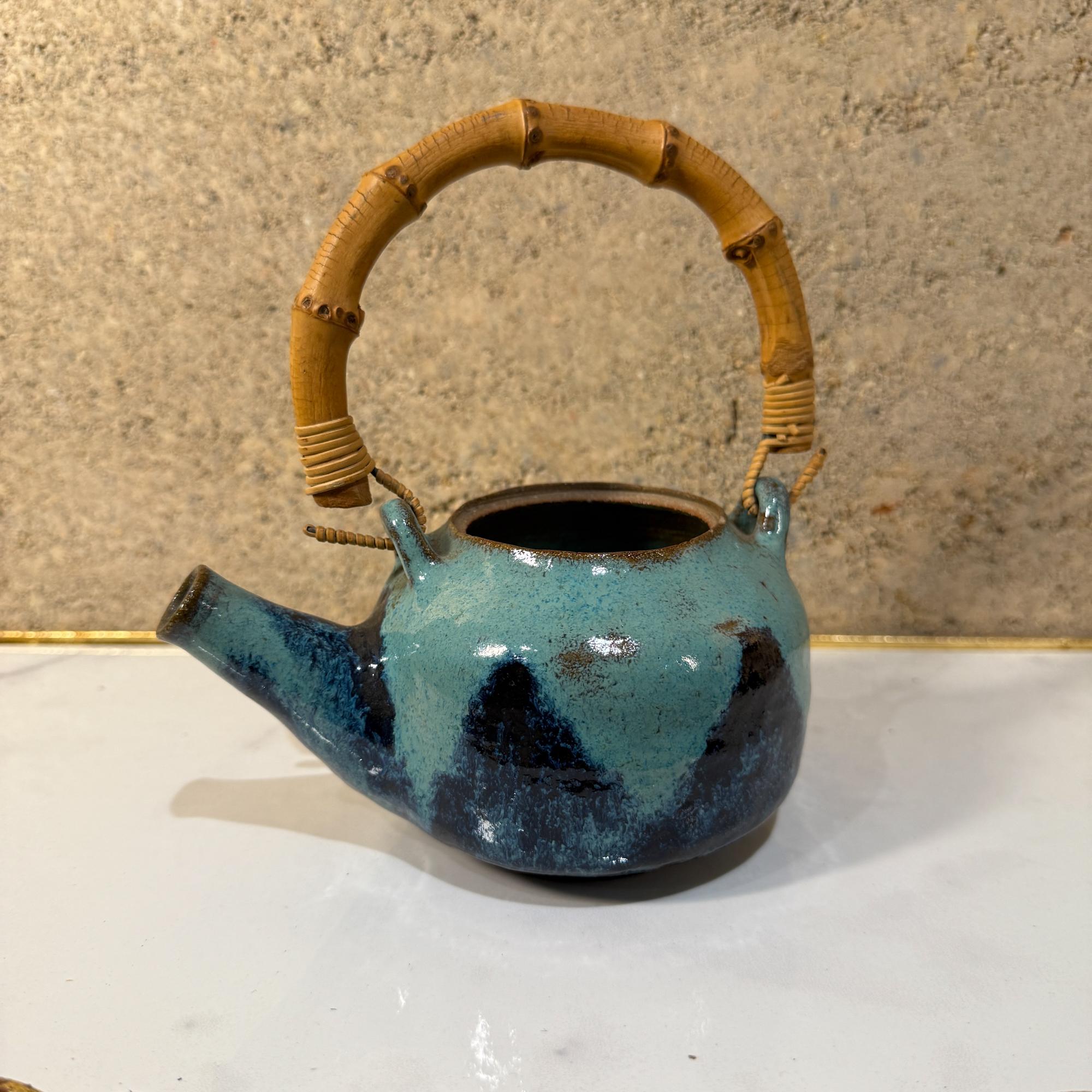 Vintage Modern Pottery Earthware Blue Tea Kettle Bambus Griff (Töpferwaren) im Angebot