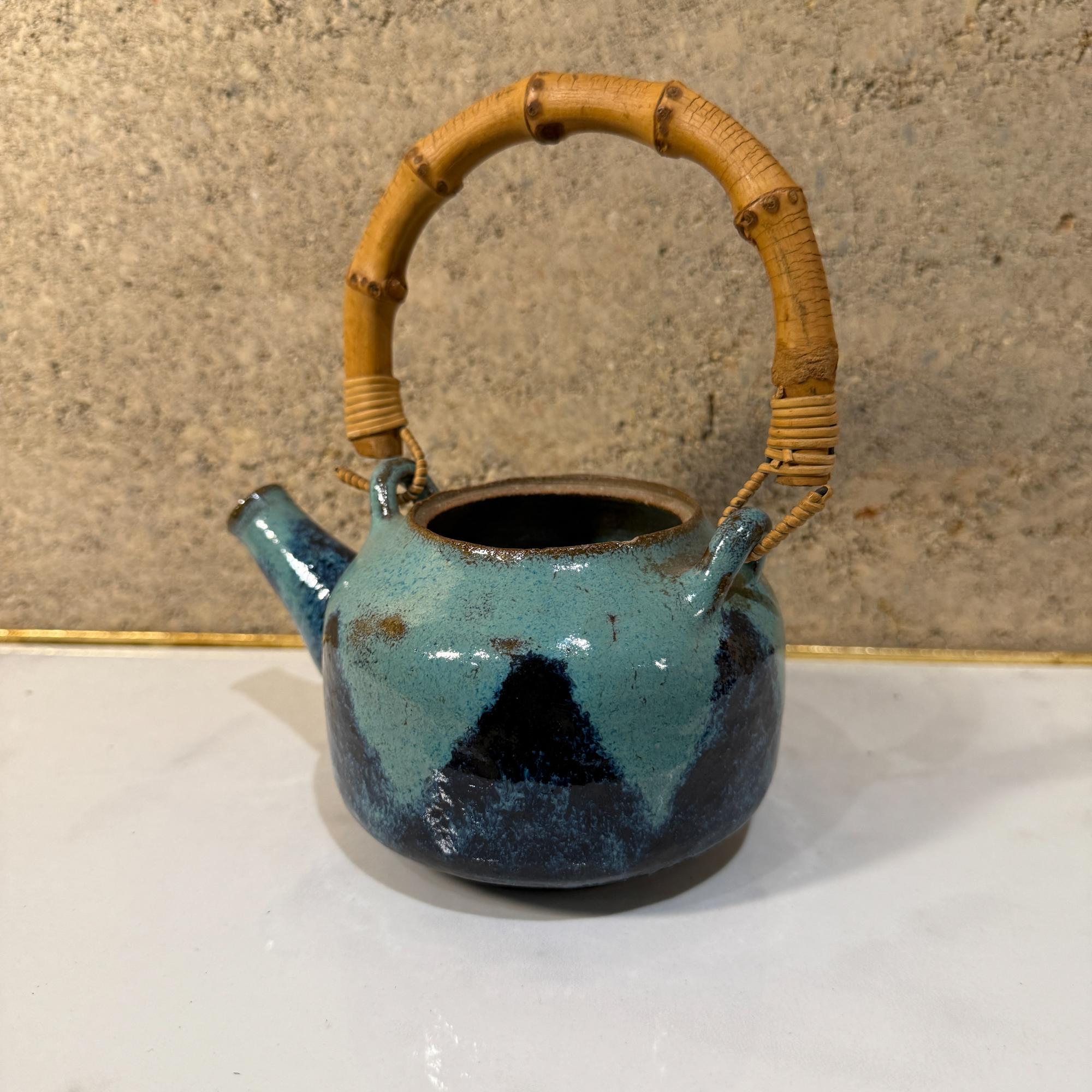 Vintage Modern Pottery Earthware Blue Tea Kettle Bambus Griff im Angebot 1