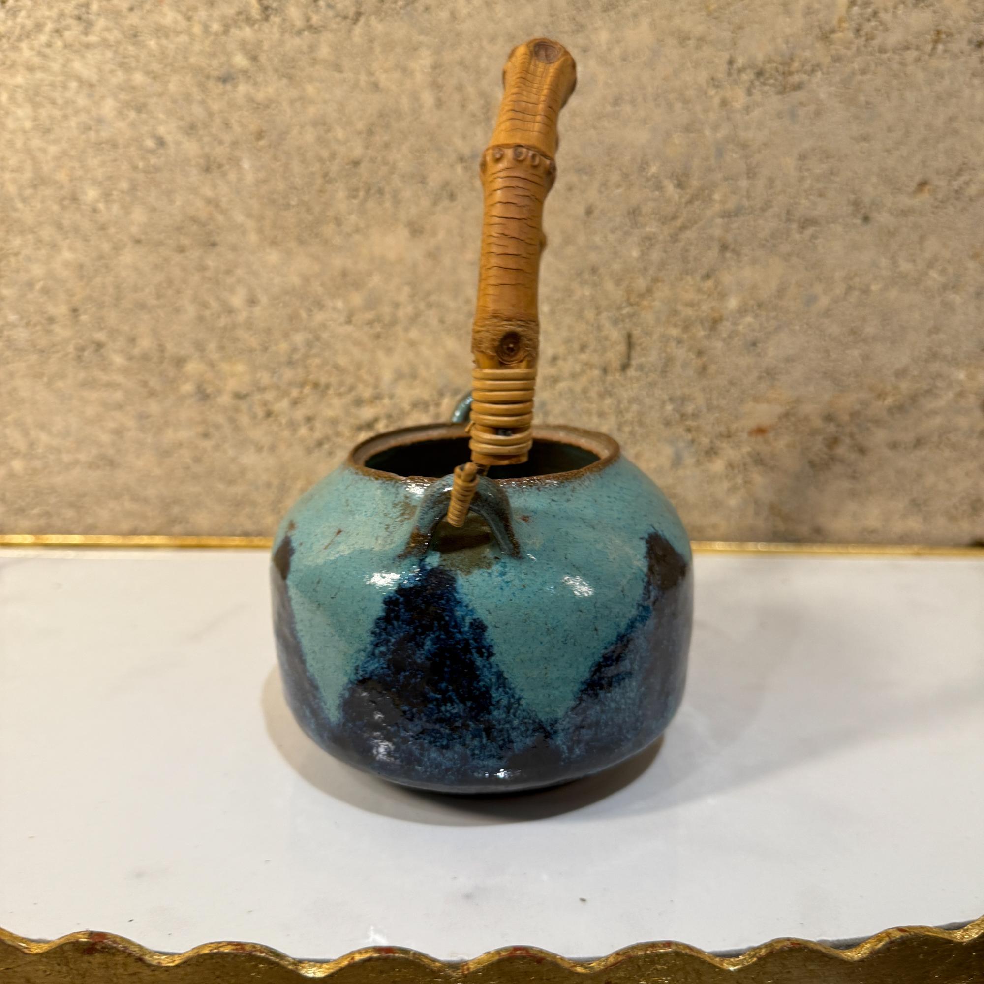 Vintage Modern Pottery Earthware Blue Tea Kettle Bambus Griff im Angebot 2