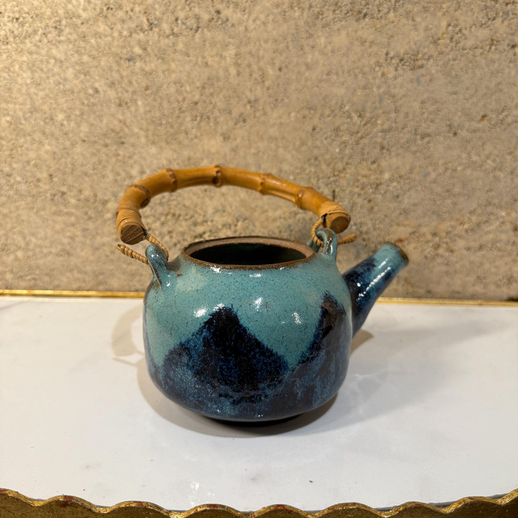 Vintage Modern Pottery Earthware Blue Tea Kettle Bambus Griff im Angebot 3