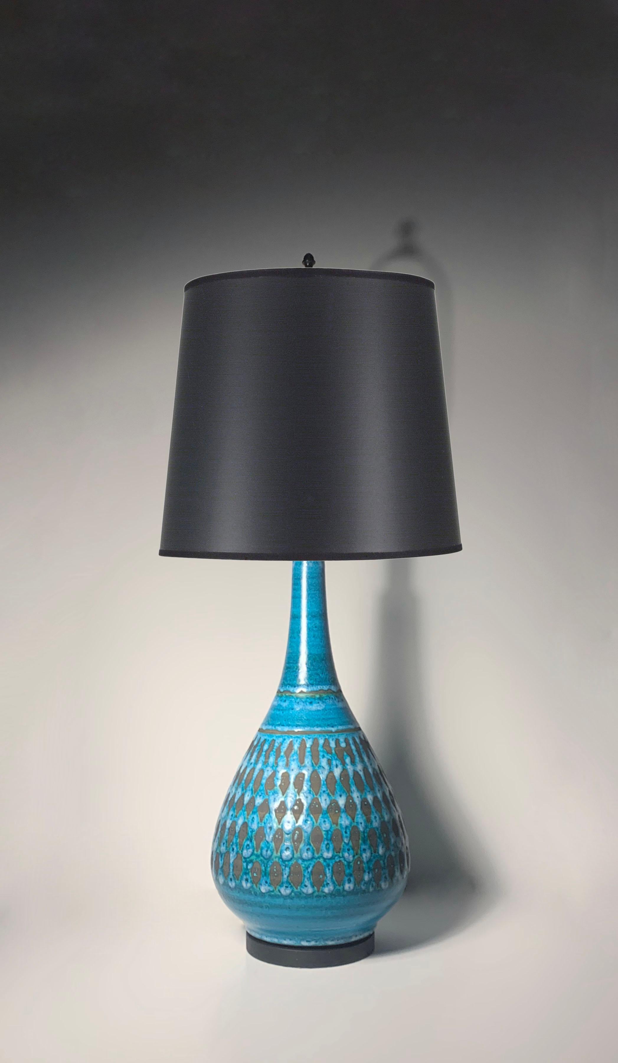 Vintage modern lamp in a beautiful blue color with matt black design. Very much in the manner of Aldo Londi for Bitossi.  Lamp in unmarked. Uncertain of origin whether it is American or possibly Italian.

40.5