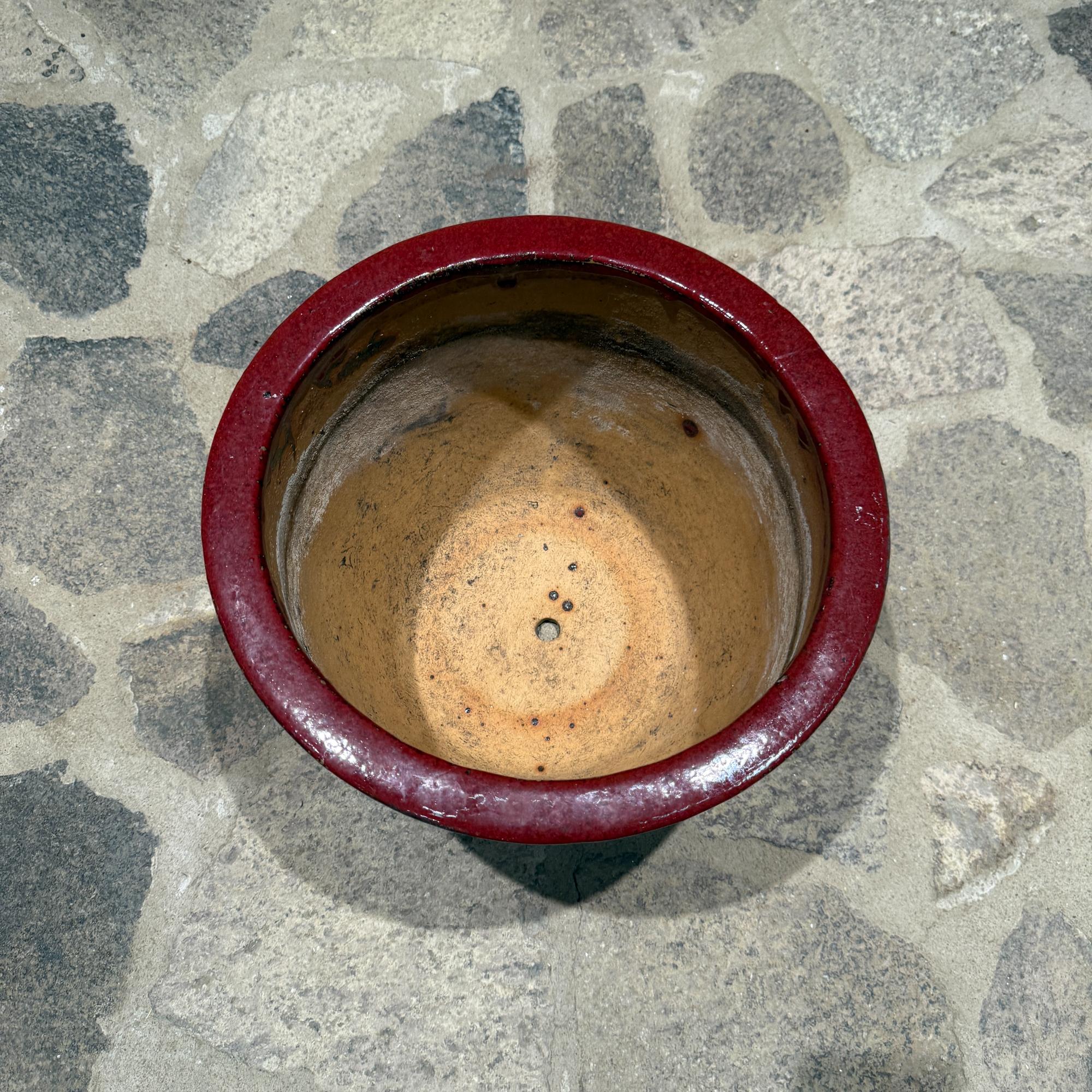 For your consideration, a vintage modern pottery planter in red glaze. Unmarked. 

Dimensions: 12.5