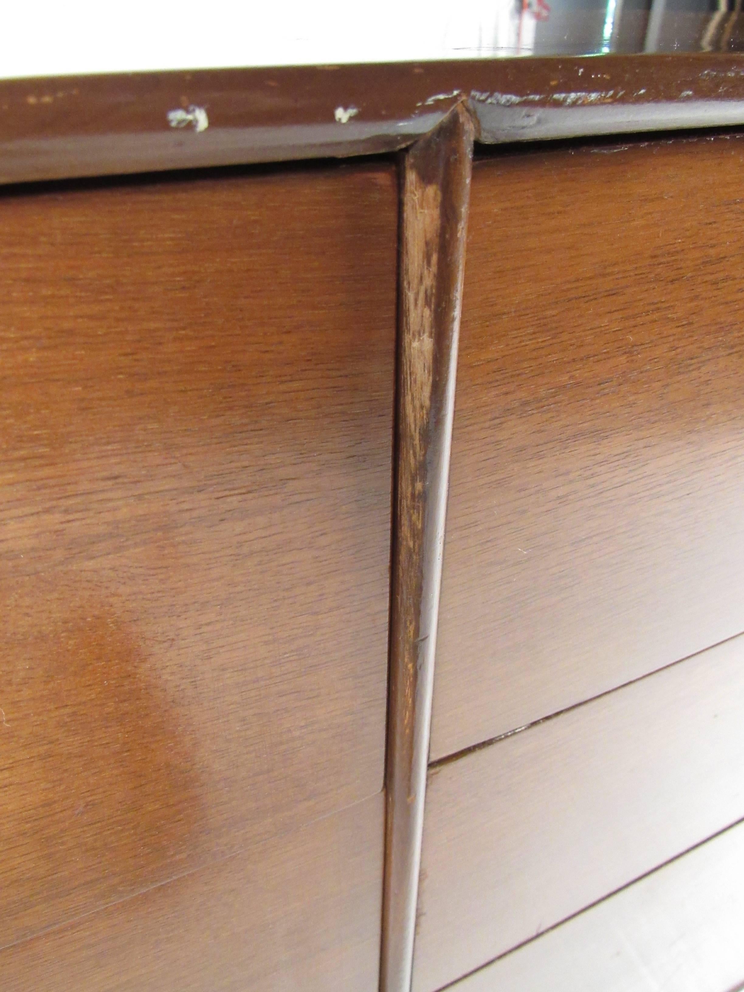 Vintage Modern R-Way Bedroom Dresser 7