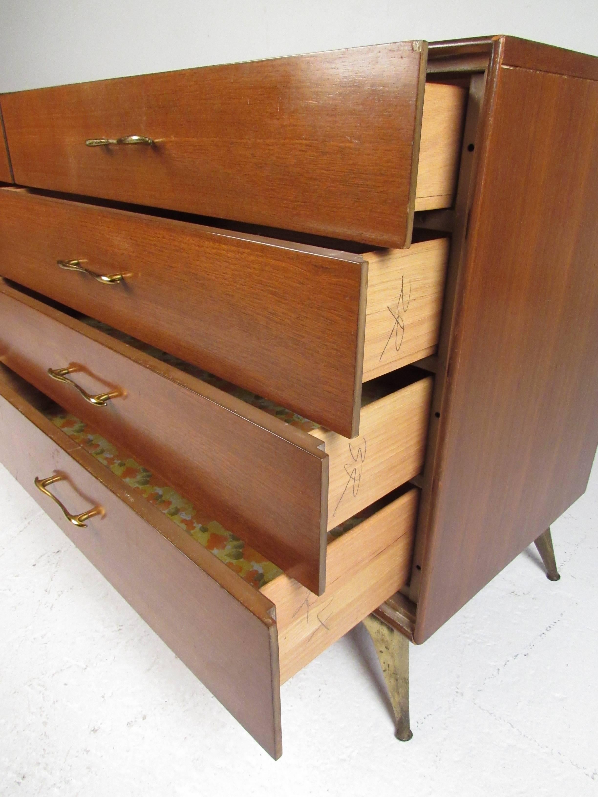 Vintage Modern R-Way Bedroom Dresser 10