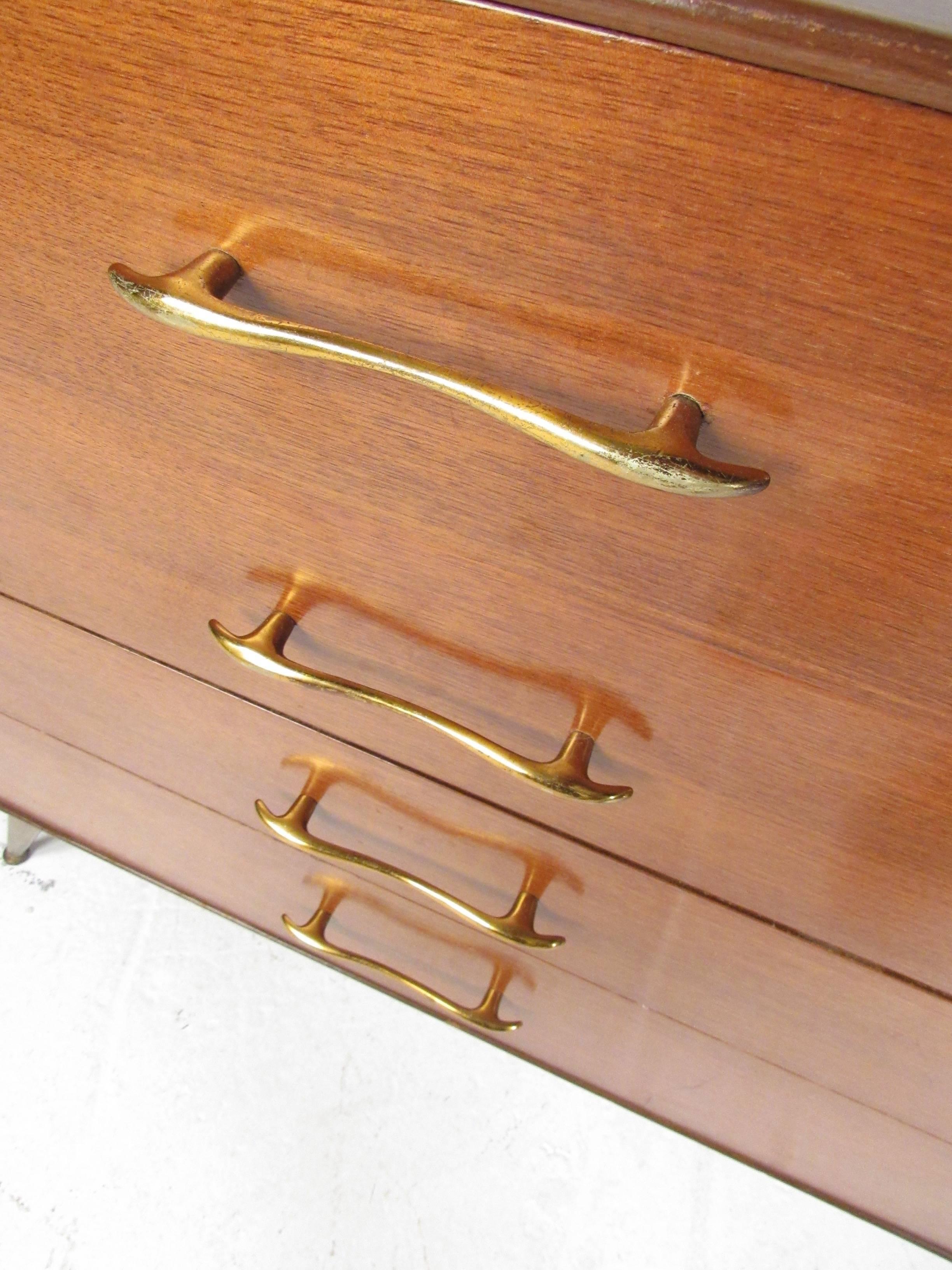 Vintage Modern R-Way Bedroom Dresser In Good Condition In Brooklyn, NY