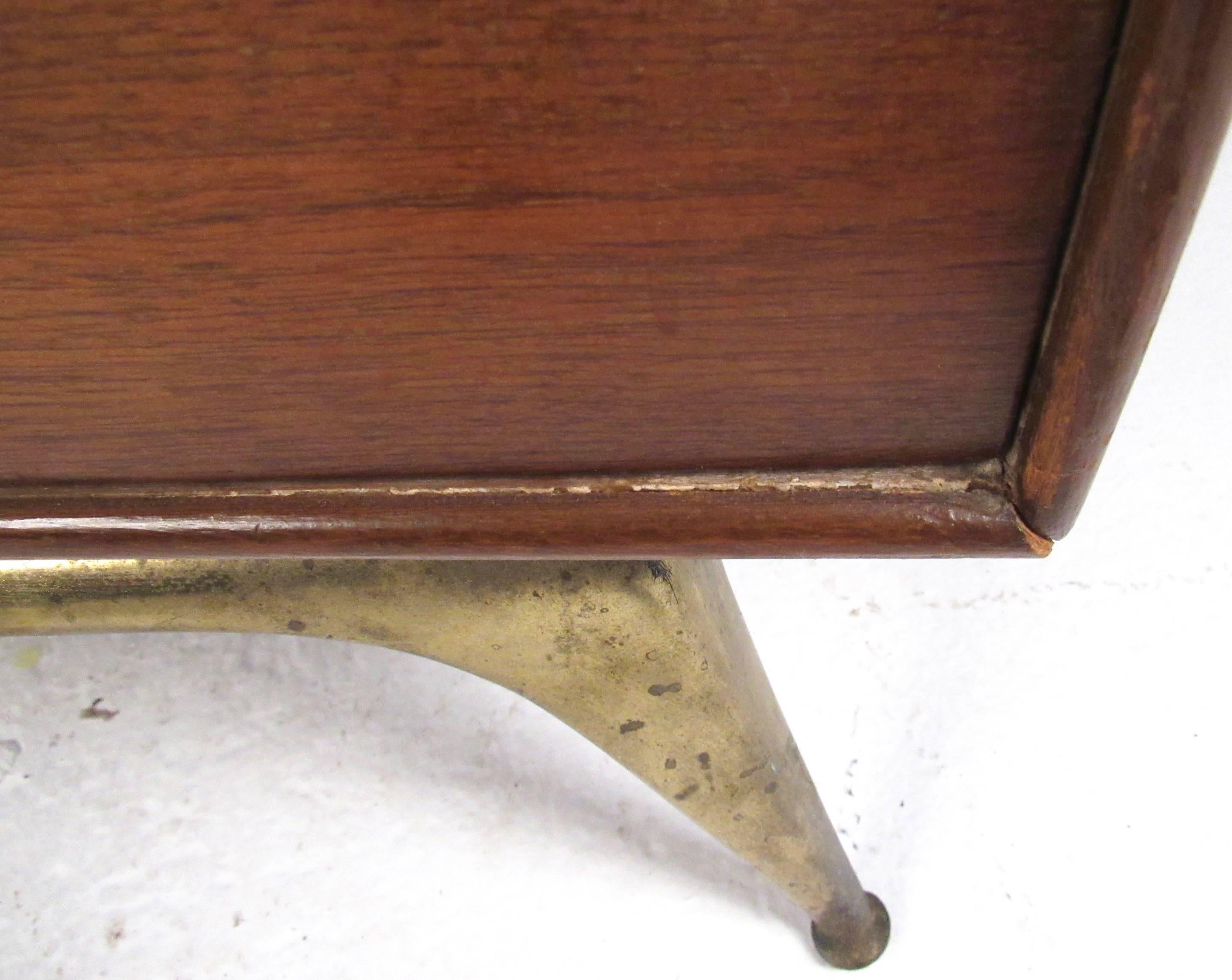 Vintage Modern R-Way Bedroom Dresser 2