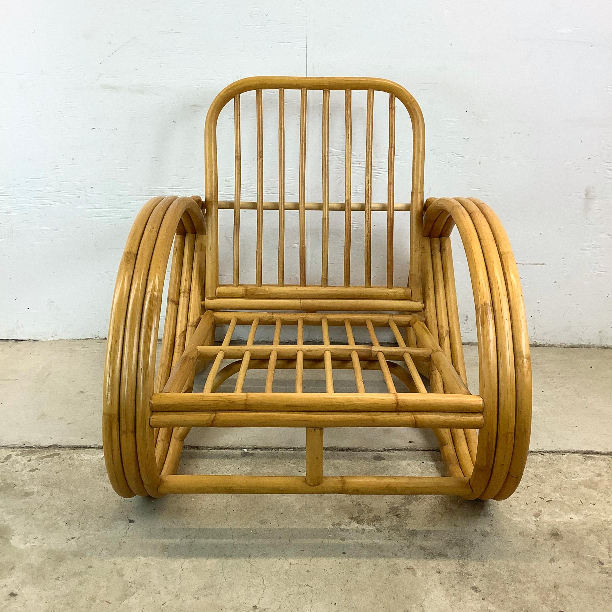 Voici cette chaise longue vintage en rotin et bambou - une charmante fusion de confort, de style et de durabilité inspirée par le design emblématique de Paul Frankl. Fabriquée en bambou naturel, cette chaise longue incarne la chaleur et l'élégance