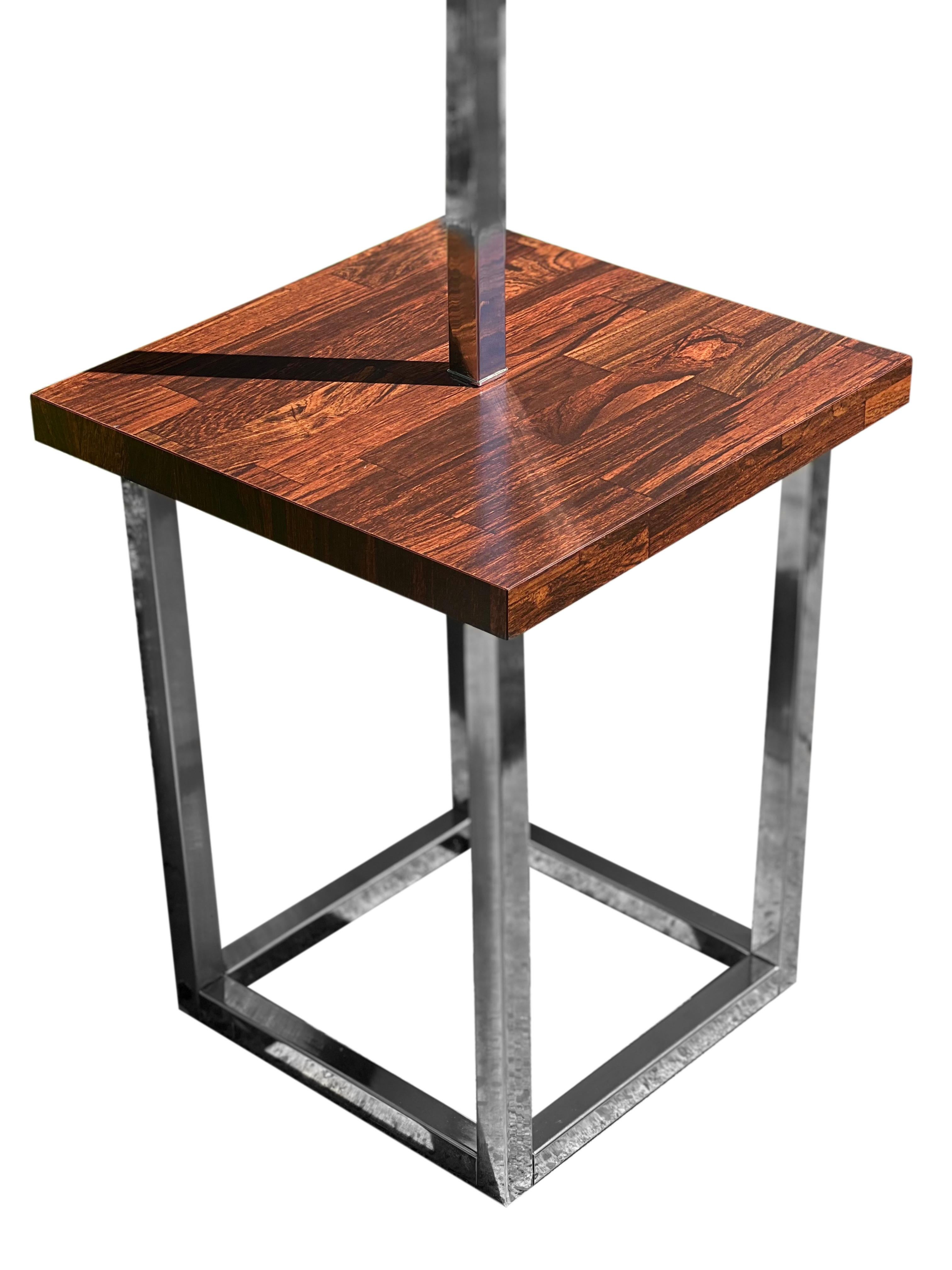 Elegant lampadaire moderne avec table en bois de rose et chrome.

La lampe se compose d'une base chromée carrée de 12