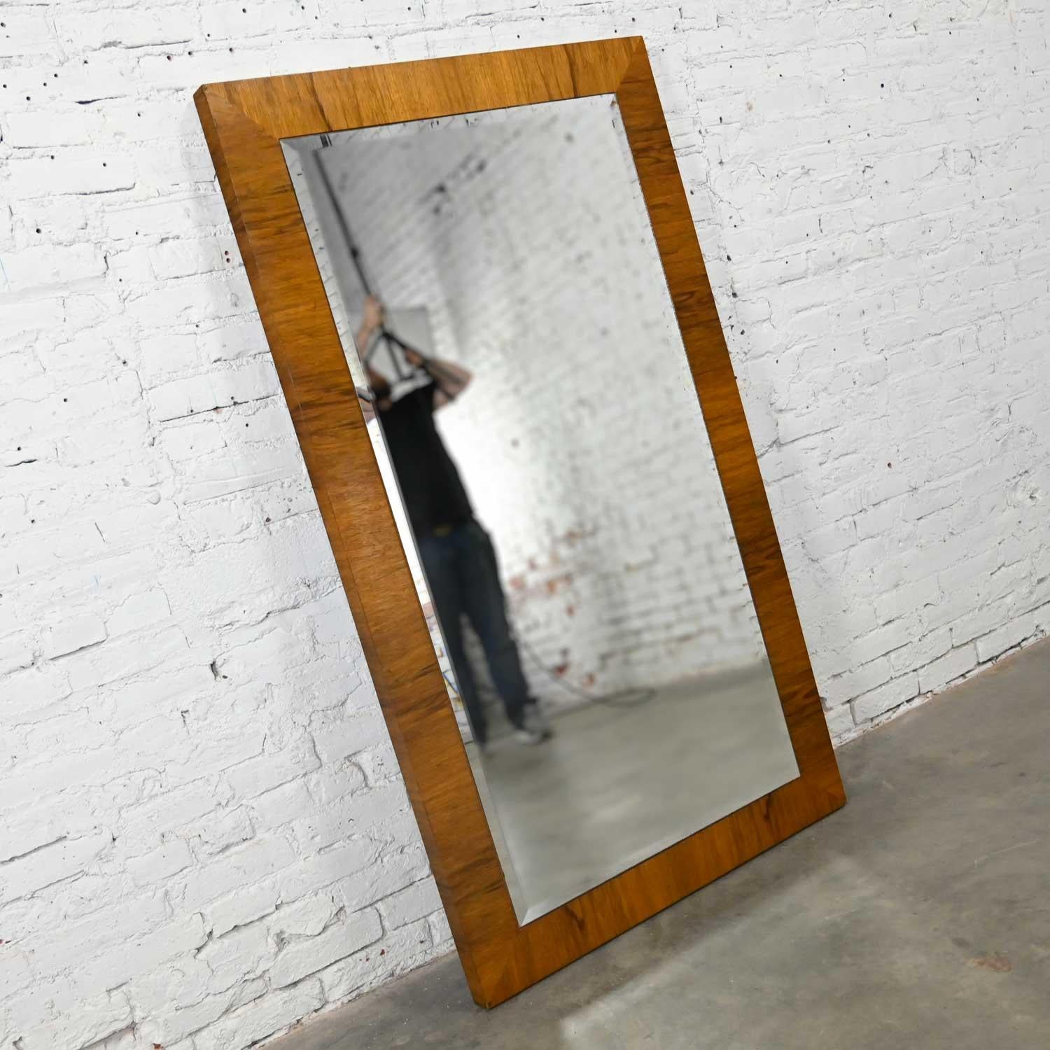 Fabuleux grand miroir vintage moderne par Milo Baughman pour Thayer Coggin. Composé d'un magnifique placage de bois de rose et de verre miroir aux bords biseautés. Bel état, en gardant à l'esprit qu'il s'agit d'un produit vintage et non neuf, qui
