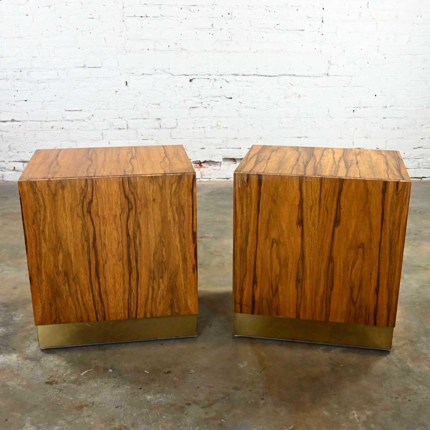 Moderne Paire de tables de nuit cubiques modernes et vintage en bois de rose de Milo Baughman pour Thayer Coggin en vente