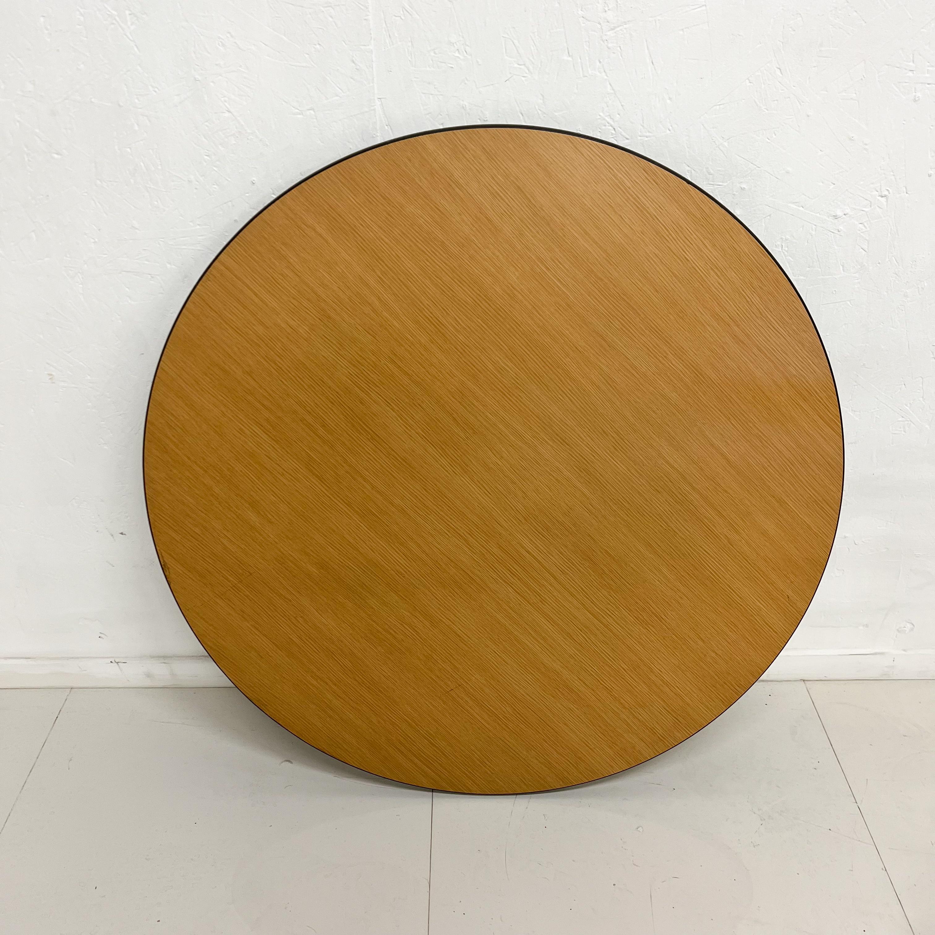 Vintage Modern round dining table by Herman Miller, Eames Aluminum Group HMA
Maker label present
Four-star base with round table-top wood grain laminate
Measures: 27.5 Tall x 35.5 diameter
Preowned original vintage condition.
See images provided.
LA