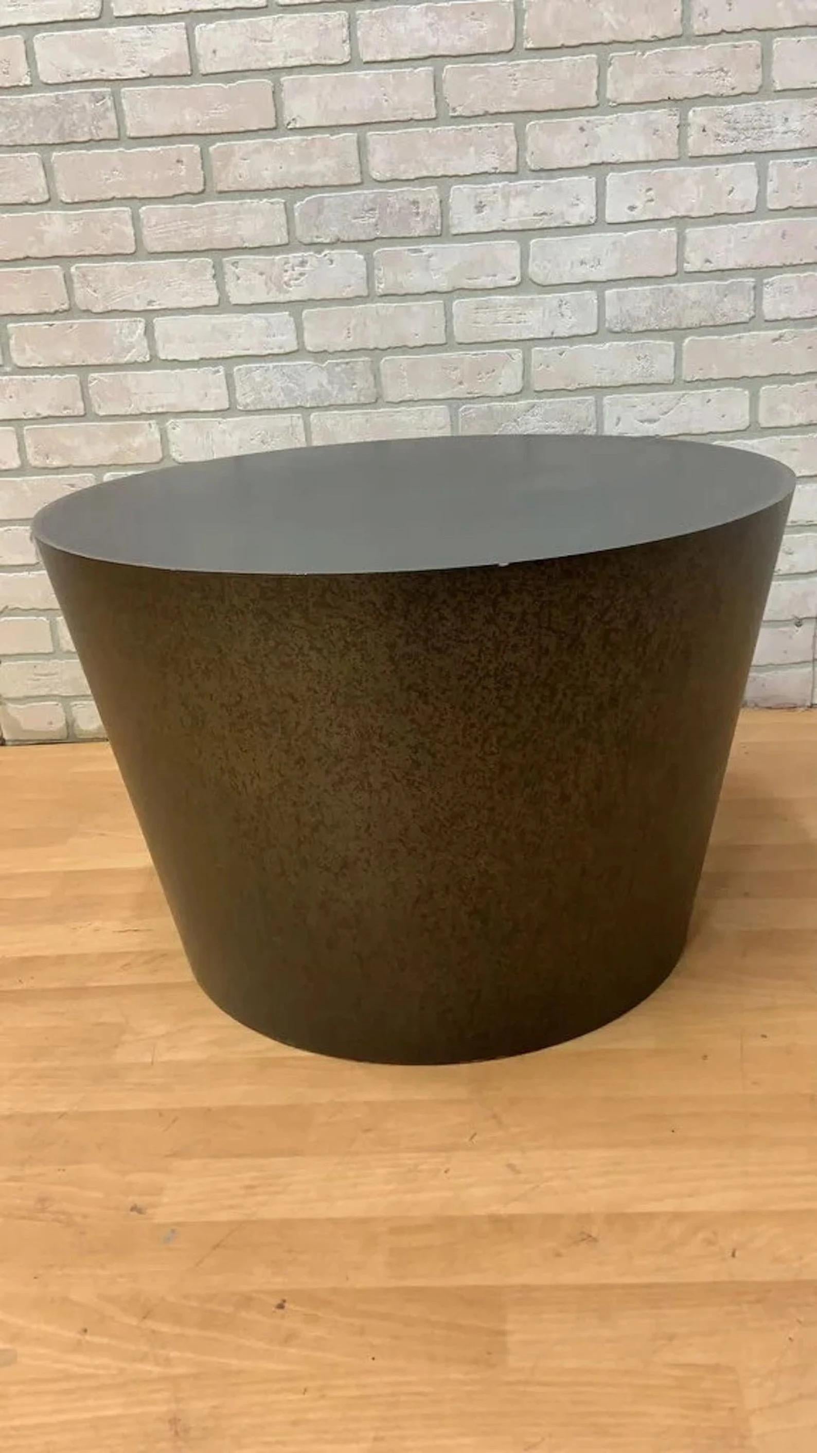 Table d'appoint ou table basse vintage moderne ronde en métal patiné

Cette table vintage moderne est formée en métal avec une finition patinée. Il est fonctionnel dans n'importe quelle pièce comme table d'appoint ou table basse dans votre espace