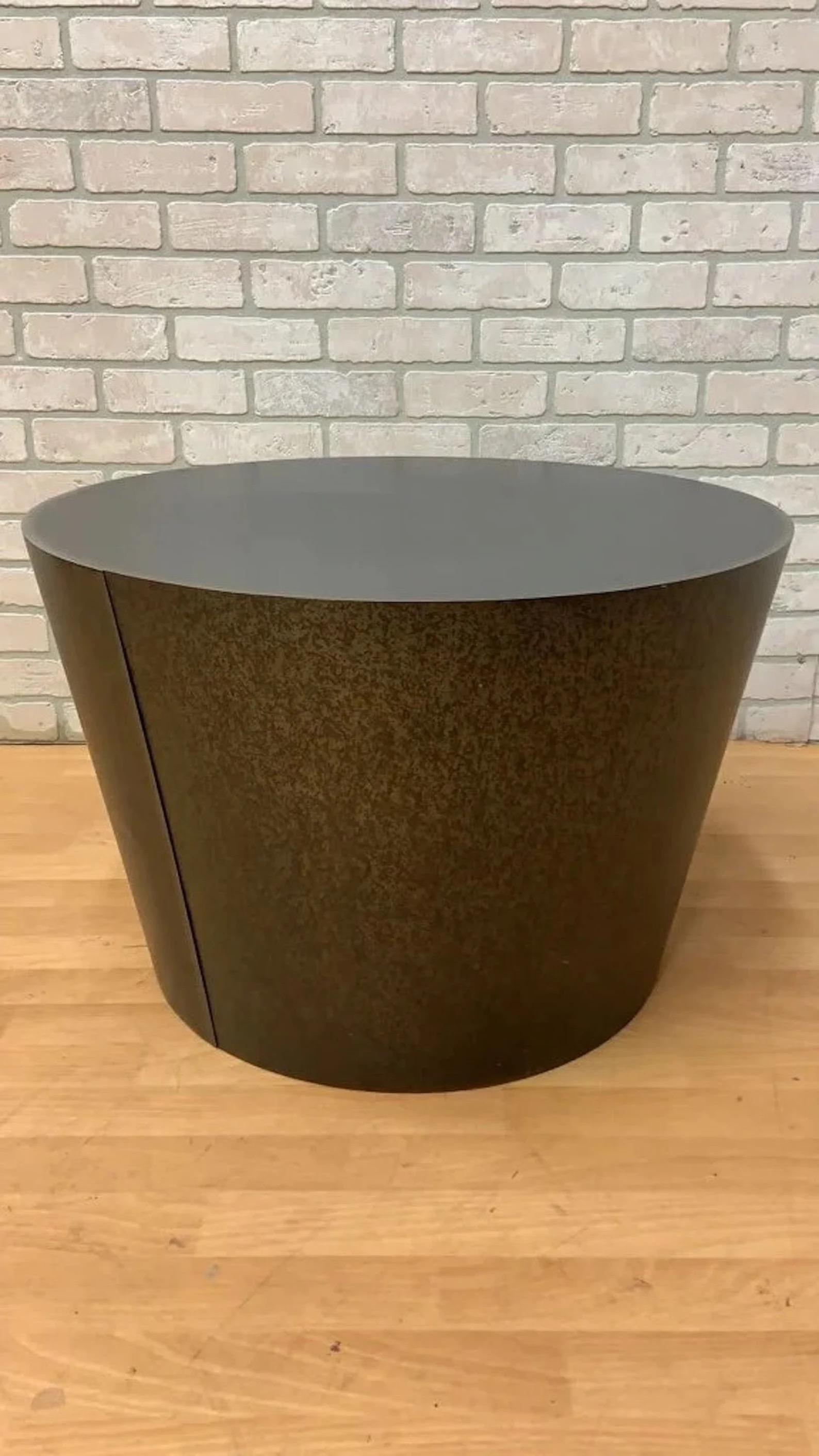 Postmoderne Table d'appoint ou table basse vintage moderne ronde en métal patiné en vente