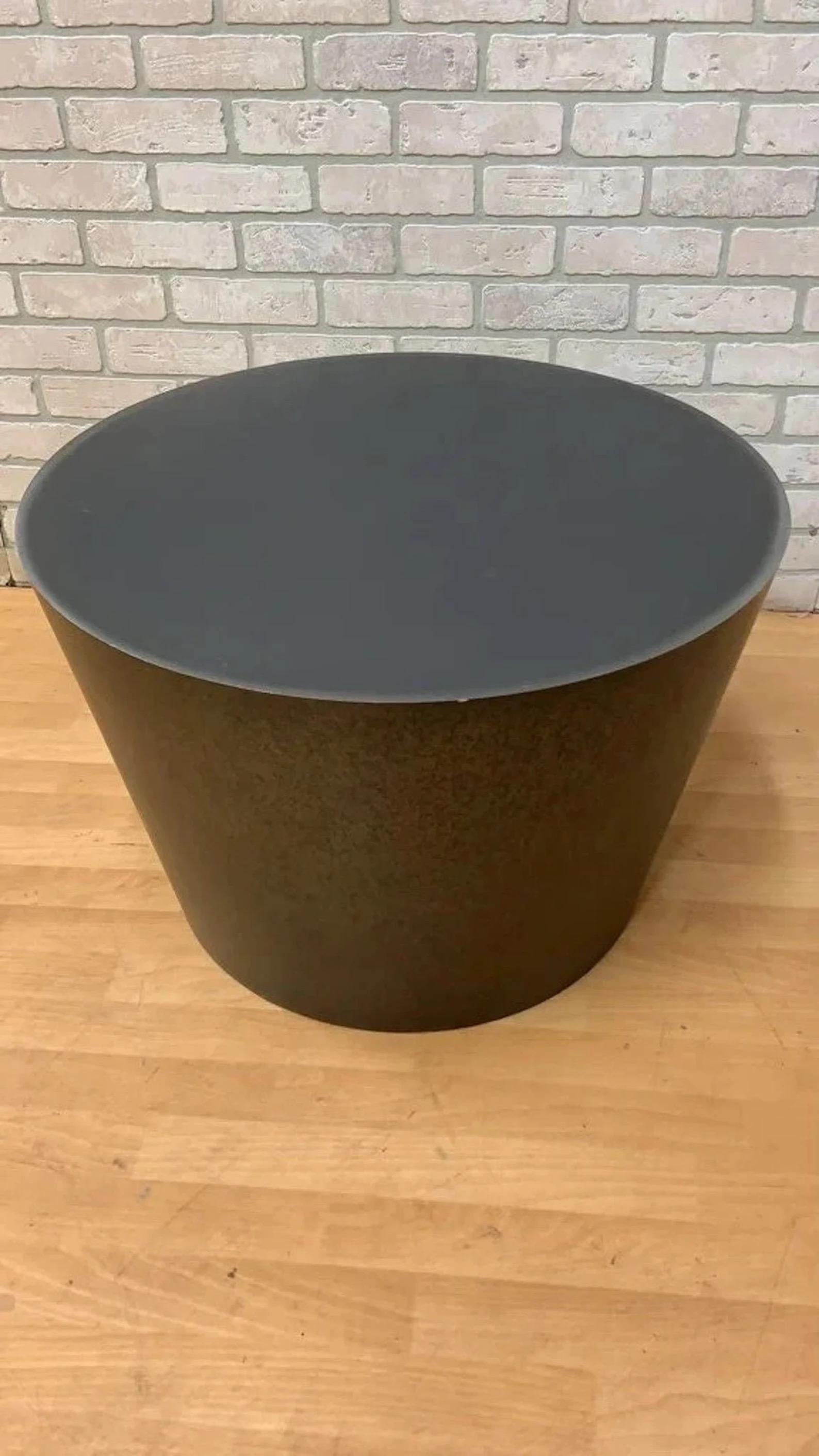 20ième siècle Table d'appoint ou table basse vintage moderne ronde en métal patiné en vente