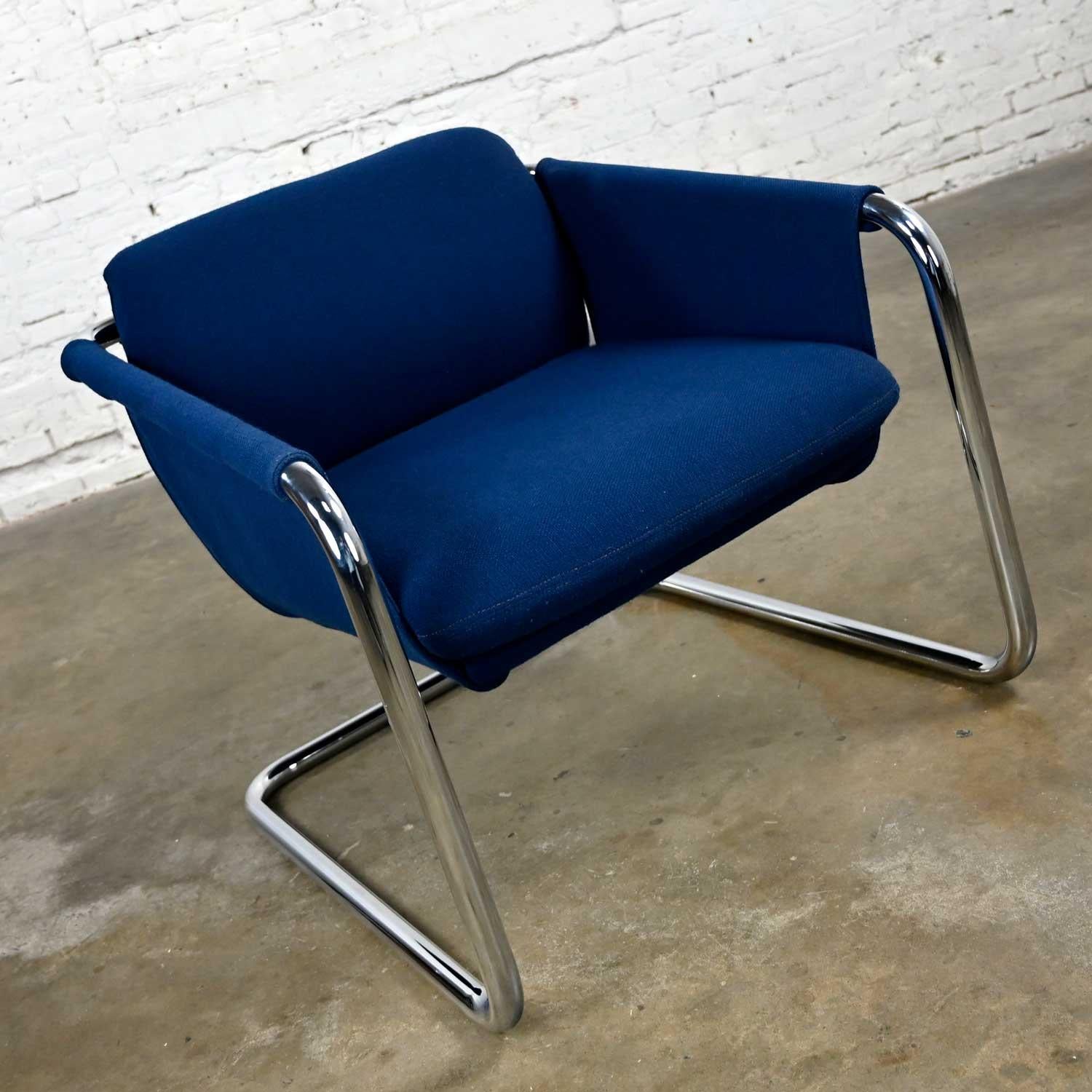 Fantastique chaise cantilever moderne vintage avec tissu bleu royal original et structure tubulaire chromée. Bel état, en gardant à l'esprit qu'il s'agit d'un produit vintage et non neuf, qui présente donc des signes d'utilisation et d'usure. Il a