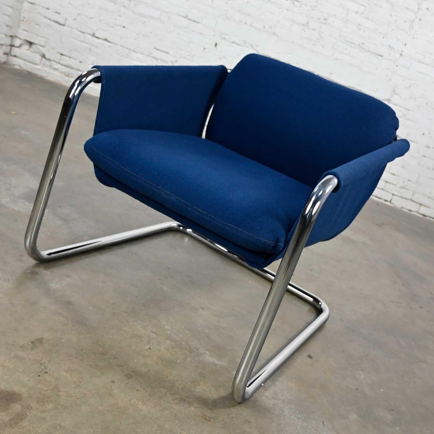 Moderne Chaise cantilever en porte-à-faux moderne et chromée bleu royal en vente