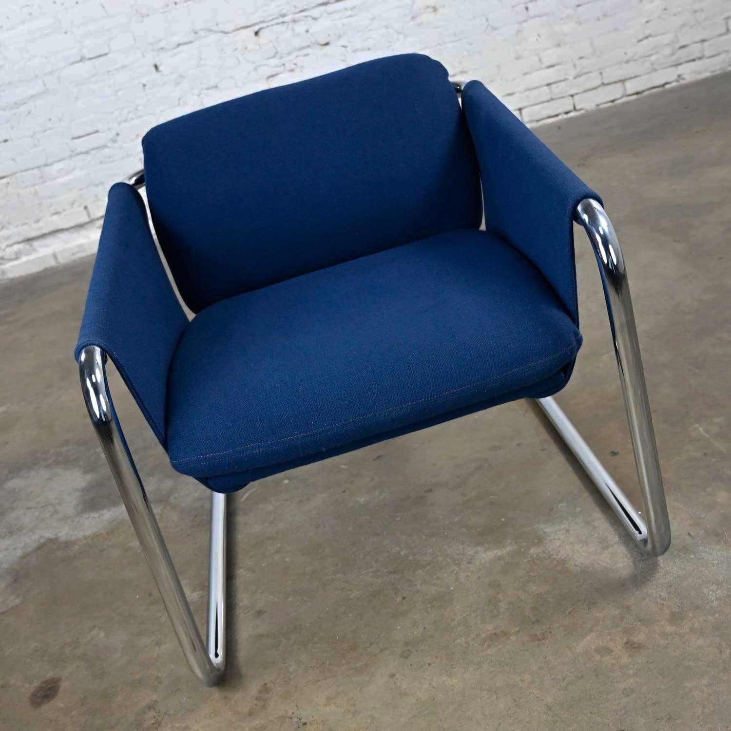 Inconnu Chaise cantilever en porte-à-faux moderne et chromée bleu royal en vente