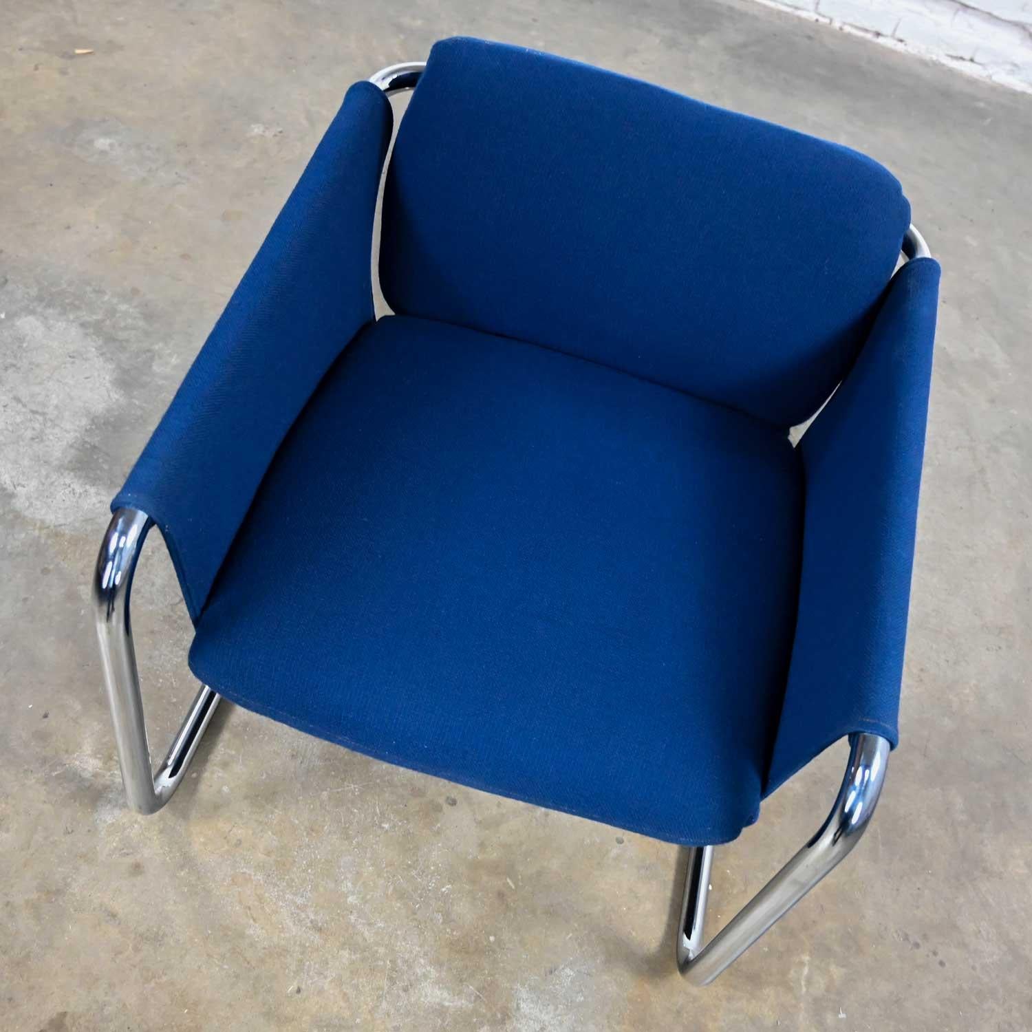 Chaise cantilever en porte-à-faux moderne et chromée bleu royal Bon état - En vente à Topeka, KS