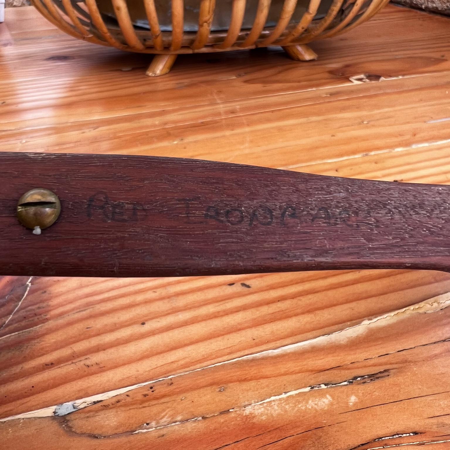 Moderne Salatbesteck-zangen aus rotem Eisen, Bark-Holz und Messing (amerikanisch) im Angebot