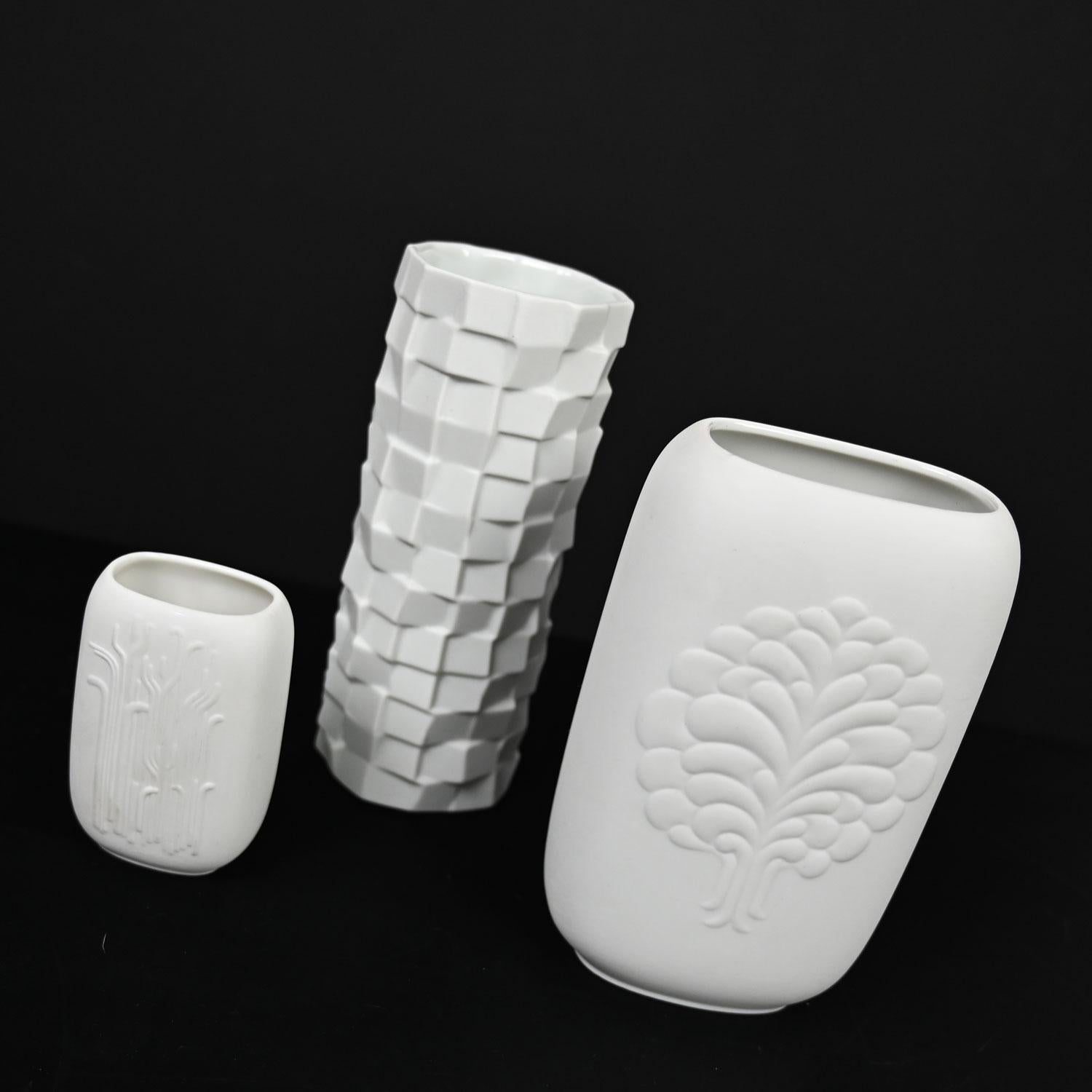 Moderne Ensemble de 3 vases allemands vintage modernes en porcelaine biscuit blanc mat Scherzer