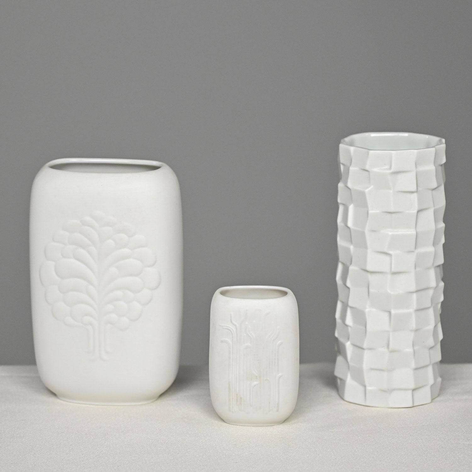Set von 3 modernen deutschen Scherzer-Vasen aus weißem, mattem Porzellan und Biskuit (Moderne) im Angebot