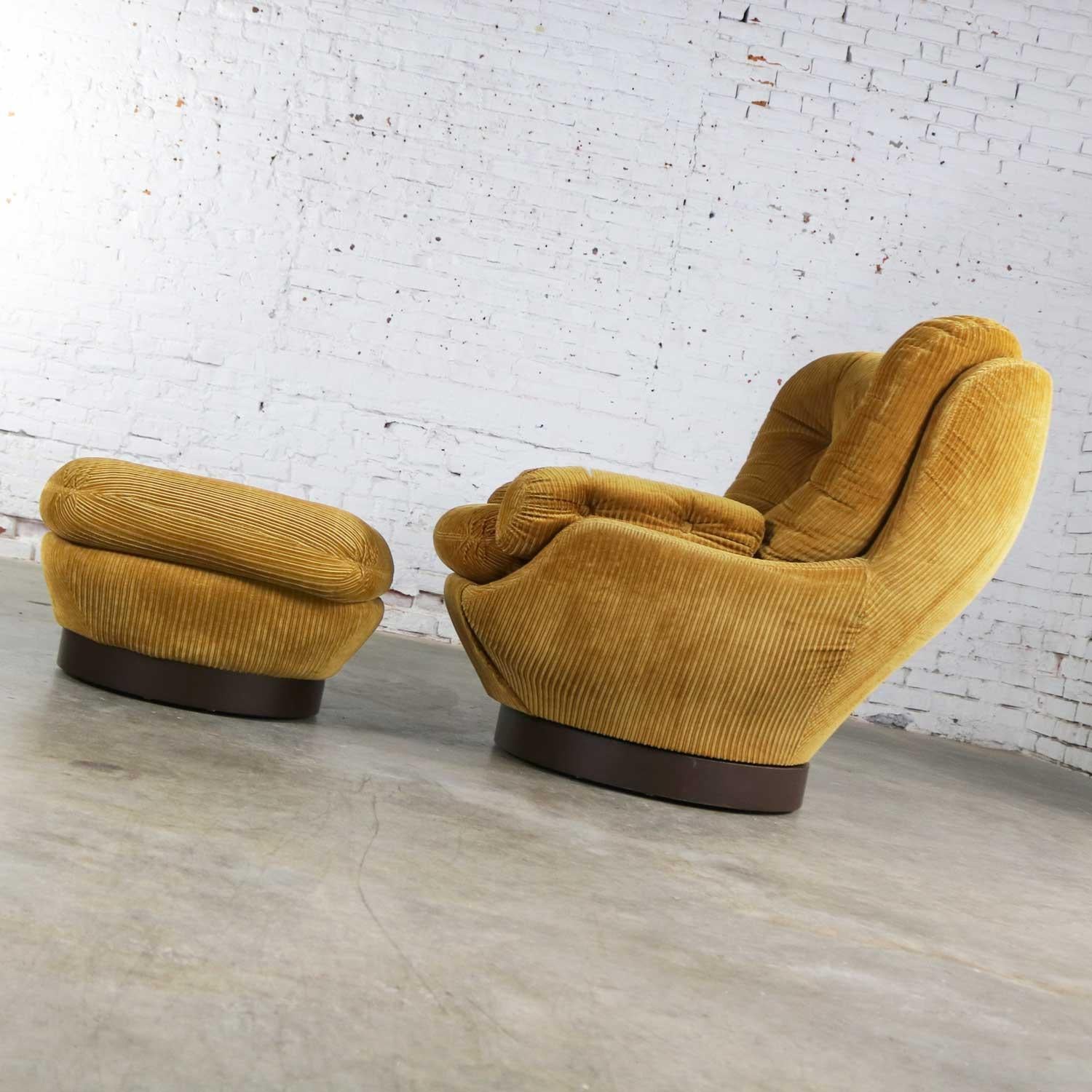 Vintage Modern Selig Swivel Chair and Ottoman Style of Joe Columbo Elda Chair In Distressed Condition In Topeka, KS