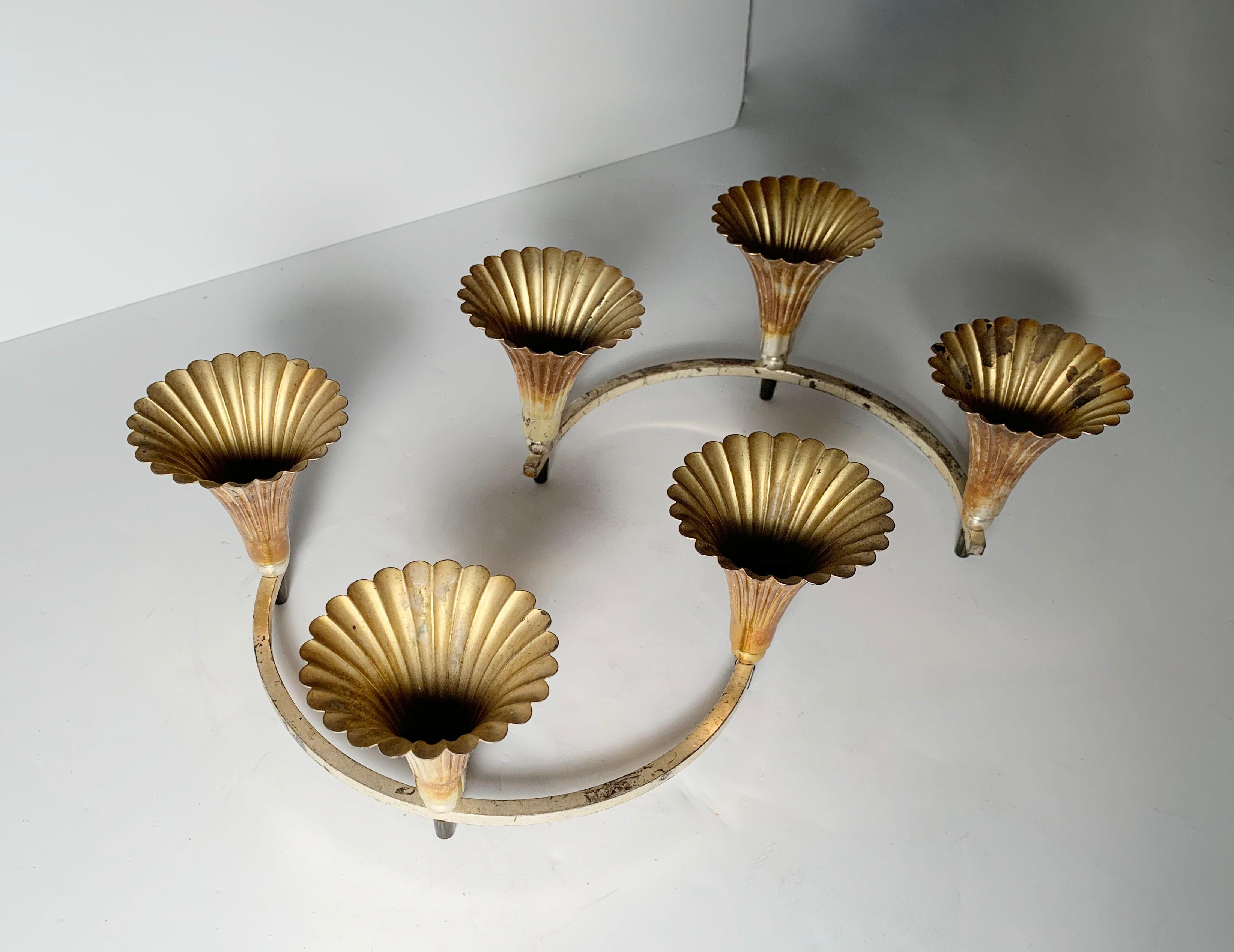 Vintage silver plate designer trumpet form and fluted candlestick holders by Sheffield. In the manner of Tommi Parzinger.

These can be arranged in many ways on a table (as shown in pics).

Marked Sheffield on underside.

