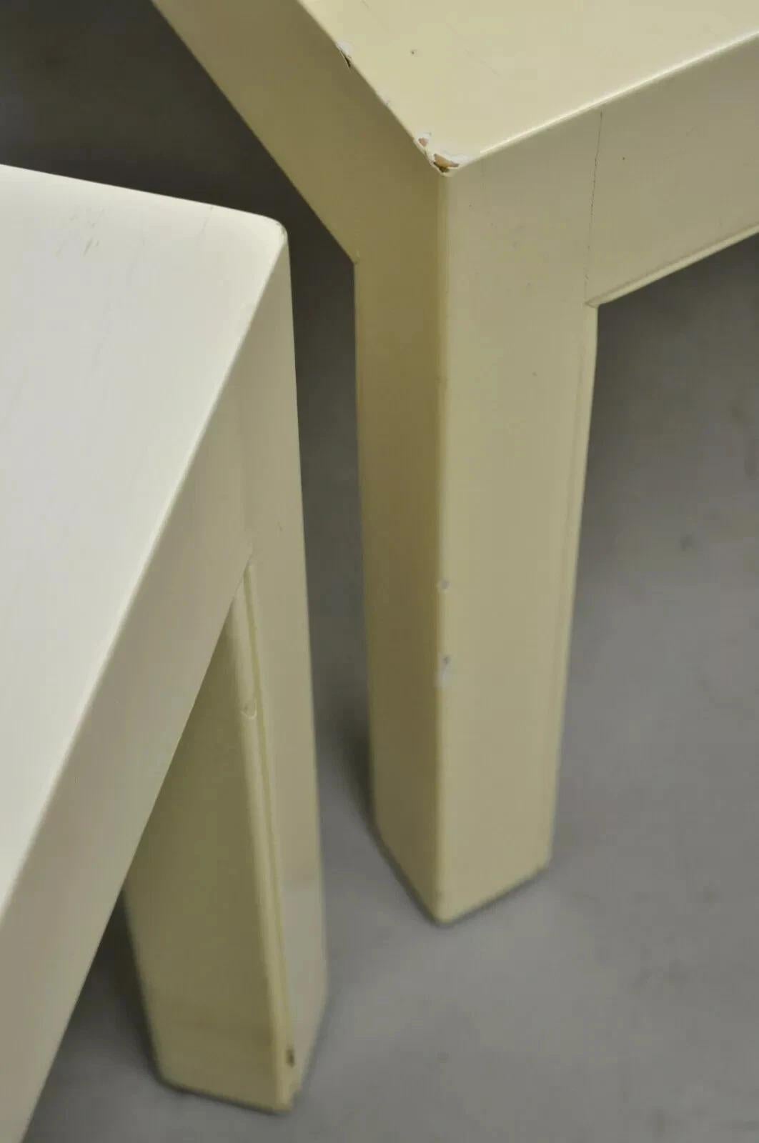 Paire de tables d'appoint vintage modernes à piédestal bas Parsons en bois massif laqué crème en vente 3