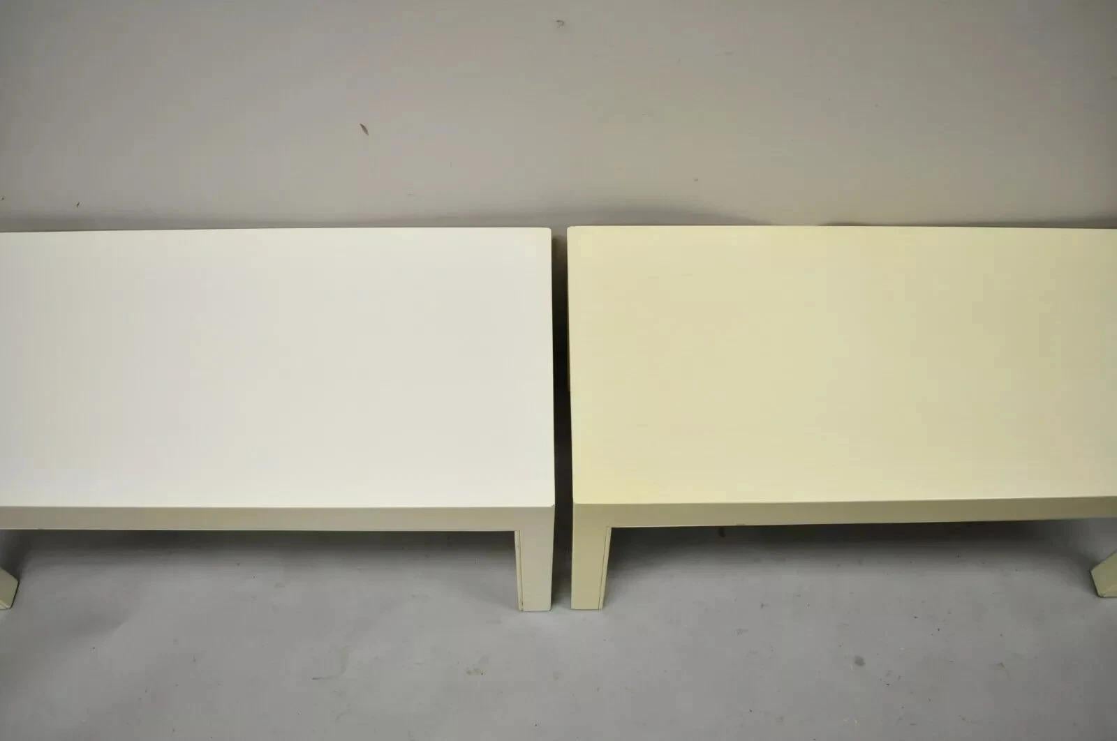Paire de tables d'appoint vintage modernes à piédestal bas Parsons en bois massif laqué crème en vente 4
