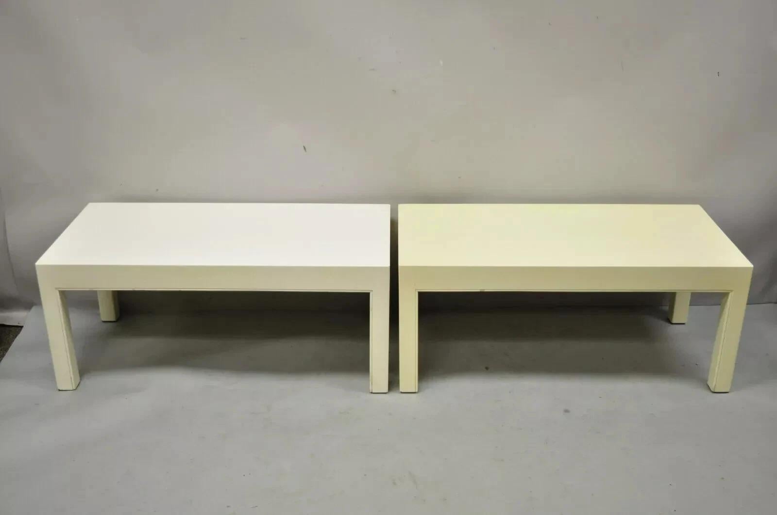 Vintage Modern Solid Wood Cream Lacquered Parsons Low Pedestal Side Table - Pair. L'article présente une finition laquée crème/blanc, une construction en bois massif, des lignes modernistes épurées. Circa Late 20th Century. Dimensions : 15