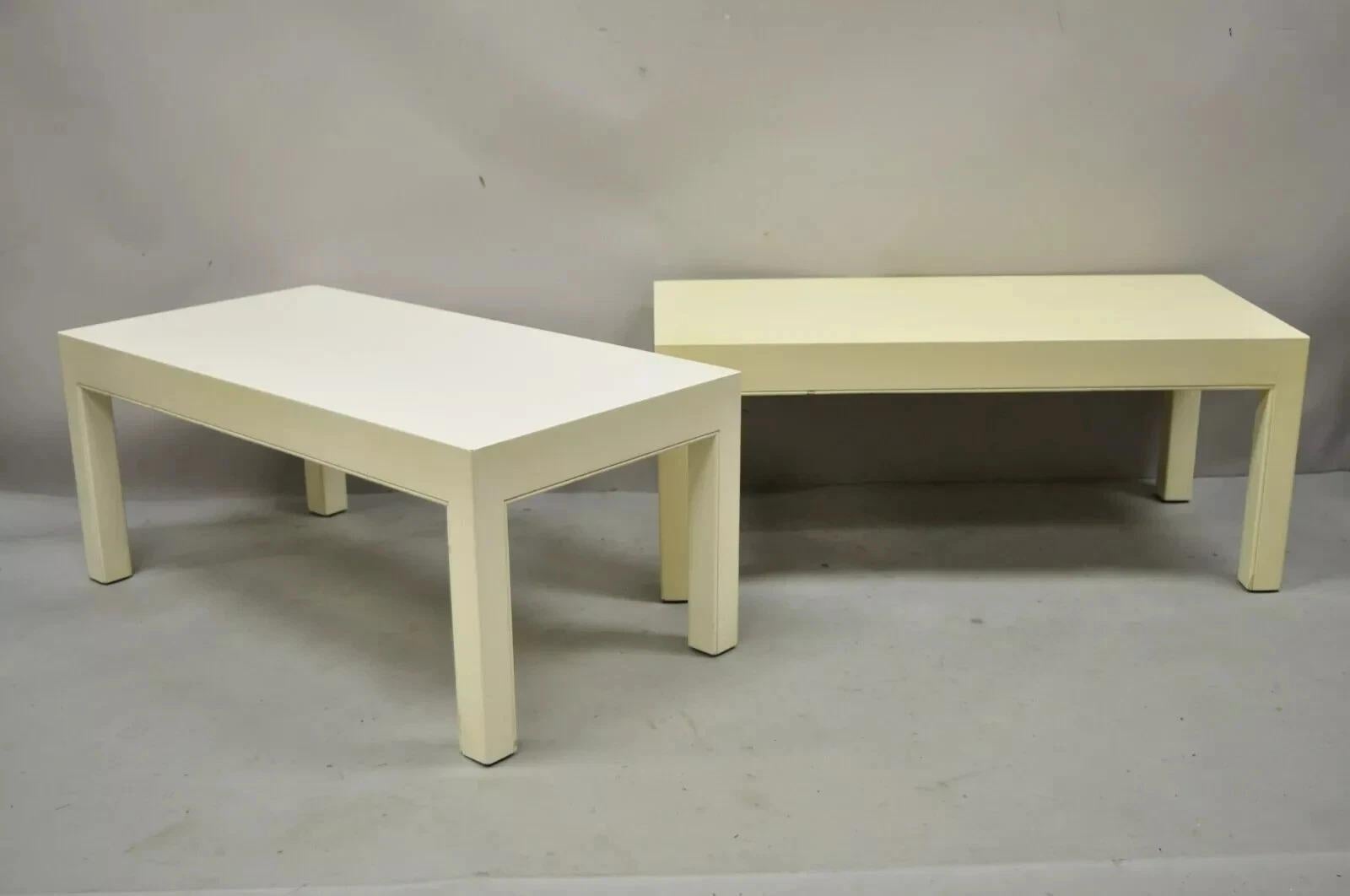 Mid-Century Modern Paire de tables d'appoint vintage modernes à piédestal bas Parsons en bois massif laqué crème en vente