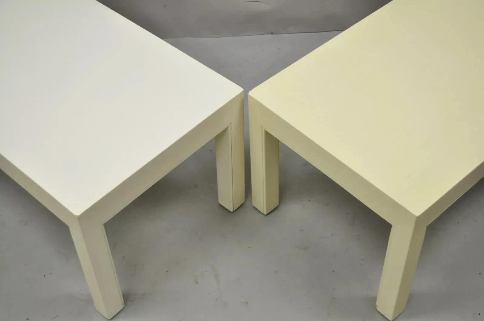 Inconnu Paire de tables d'appoint vintage modernes à piédestal bas Parsons en bois massif laqué crème en vente