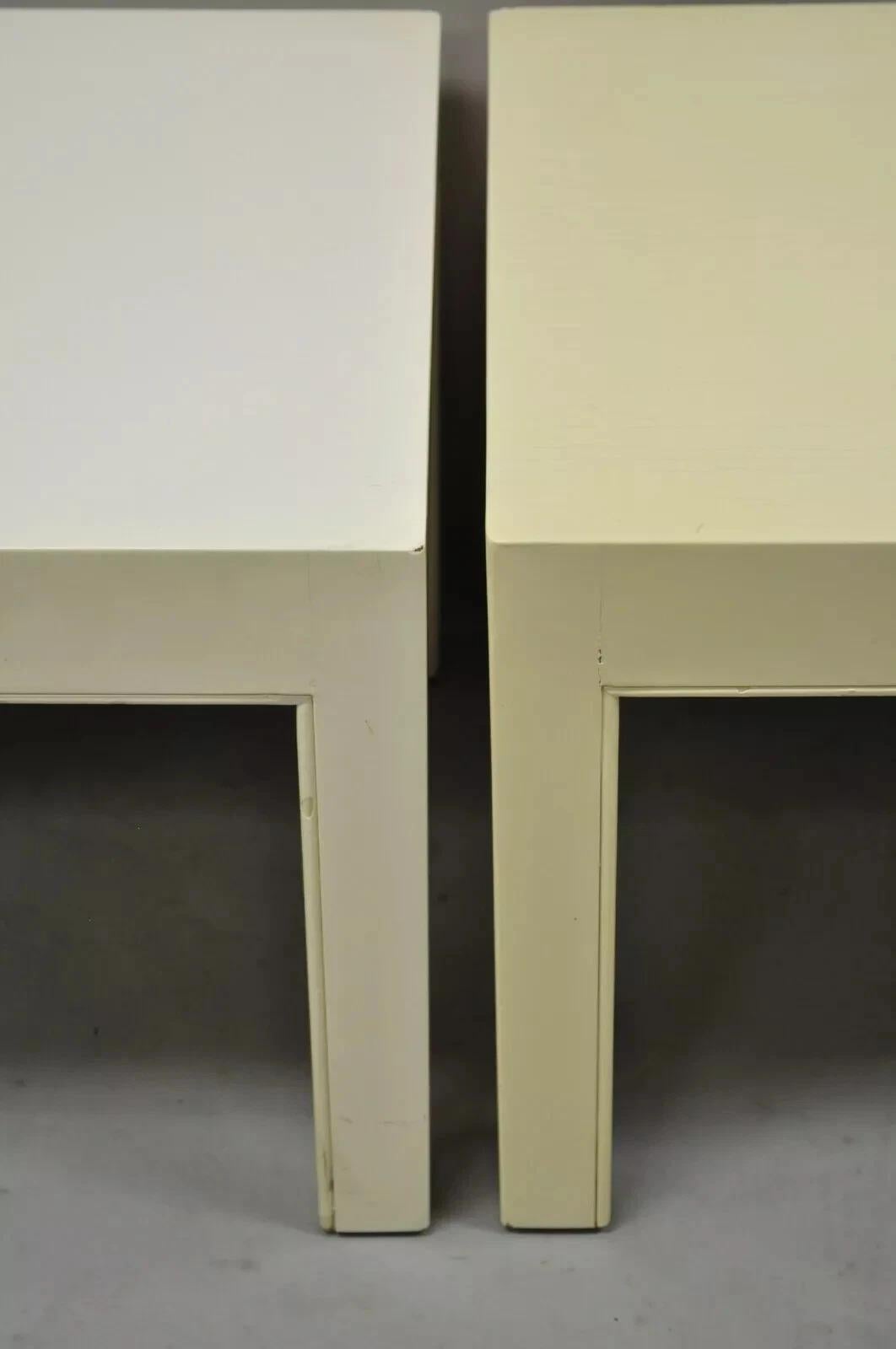 Paire de tables d'appoint vintage modernes à piédestal bas Parsons en bois massif laqué crème Bon état - En vente à Philadelphia, PA