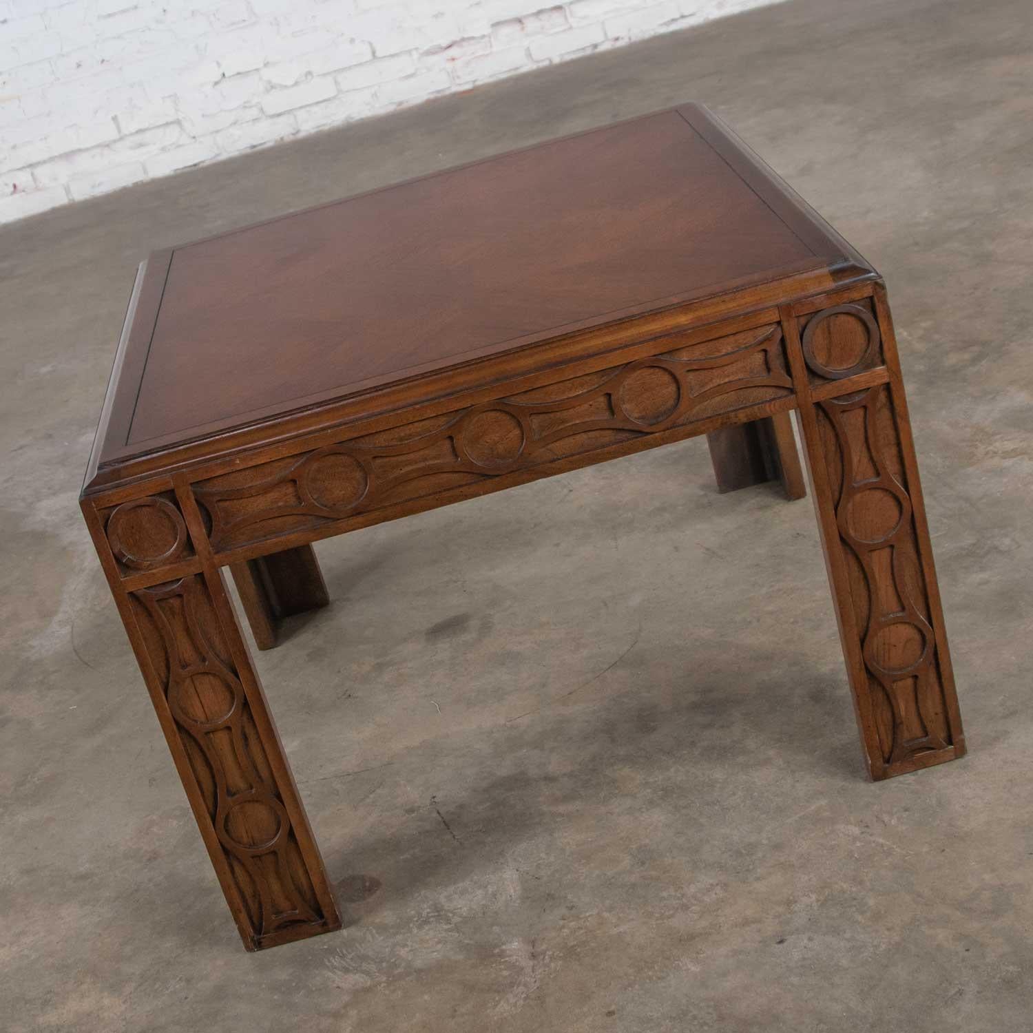 Moderne Table d'appoint carrée et moderne d'extrémité Lane avec pieds sculptés et placage à chevrons en vente