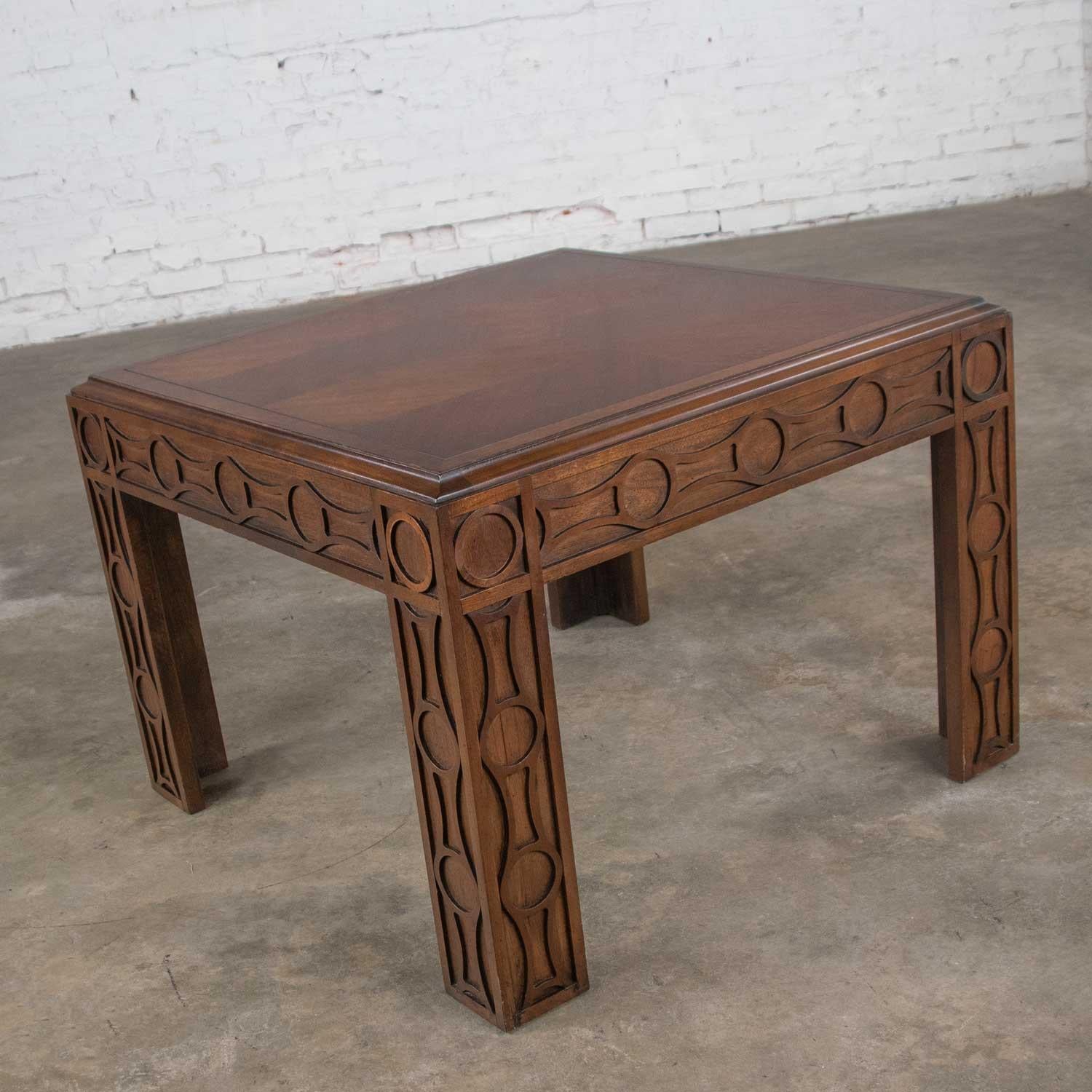 Américain Table d'appoint carrée et moderne d'extrémité Lane avec pieds sculptés et placage à chevrons en vente